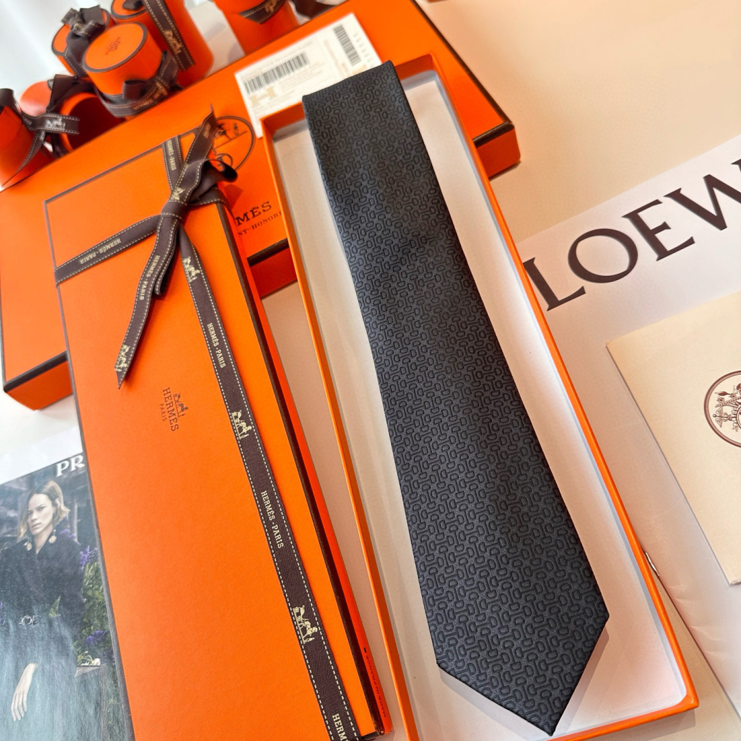 特 领带新款出货啦‼️‼️爱马仕男士新款领带系列👔👔，让男士可以充分展示自己个性。100%顶级斜纹真丝手