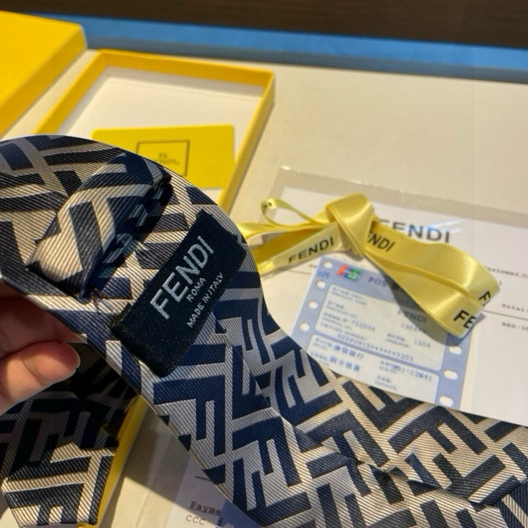 新 👏👏 男士芬迪爆款领带👔👔，稀有😻😻展现精湛手工与时尚优雅的理想选择，这款采用F家最具标志性的FF字