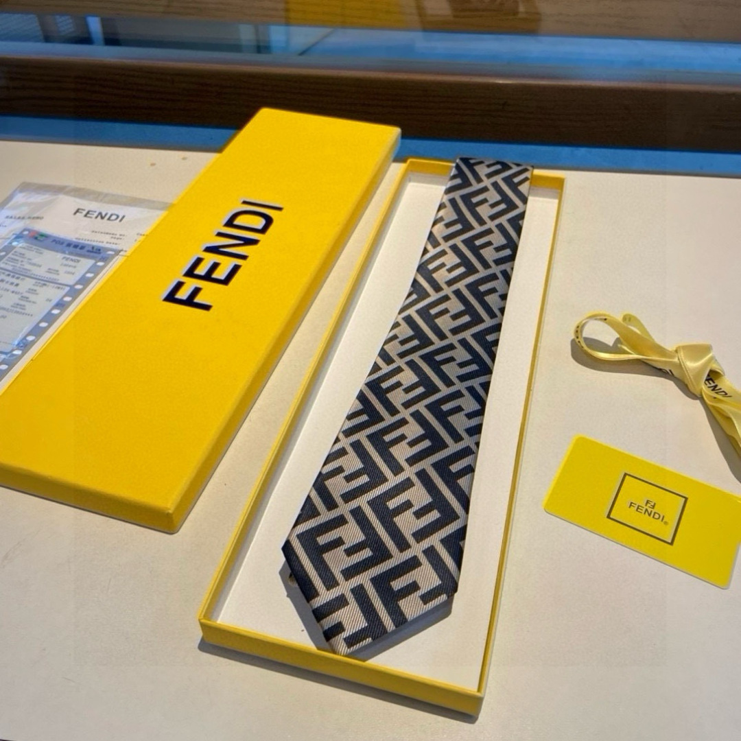 新 👏👏 男士芬迪爆款领带👔👔，稀有😻😻展现精湛手工与时尚优雅的理想选择，这款采用F家最具标志性的FF字