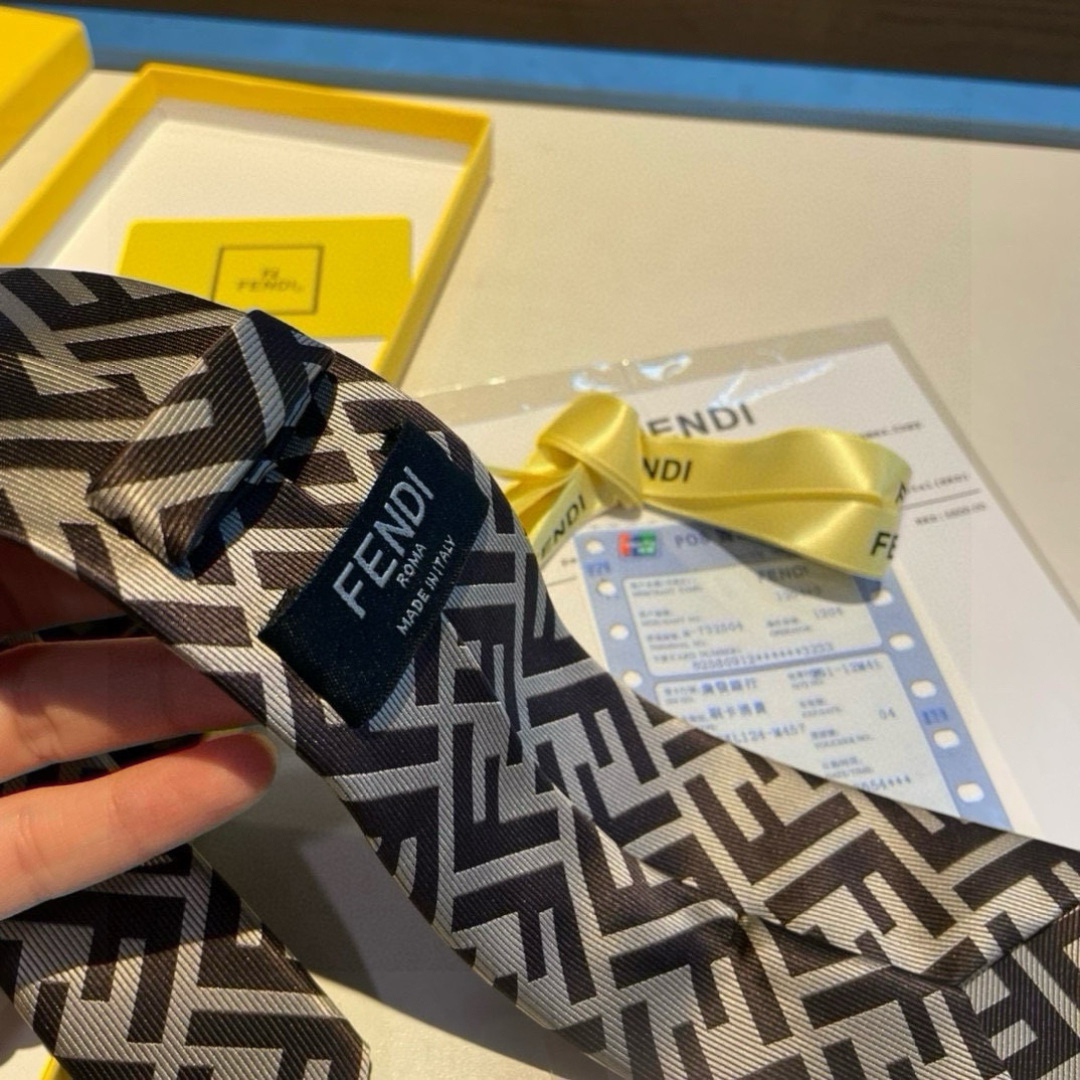 新 👏👏 男士芬迪爆款领带👔👔，稀有😻😻展现精湛手工与时尚优雅的理想选择，这款采用F家最具标志性的FF字