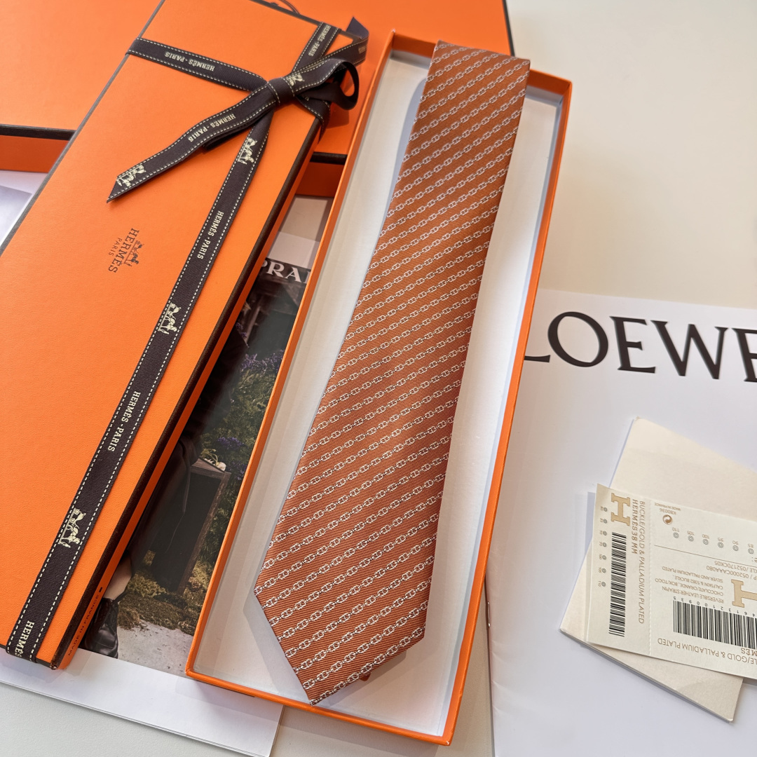 特 爱马仕最新款领带 “抛锚起航”领带手工缝制重磅真丝领带（100%桑蚕丝）。爱马仕领带是每位男士衣橱中