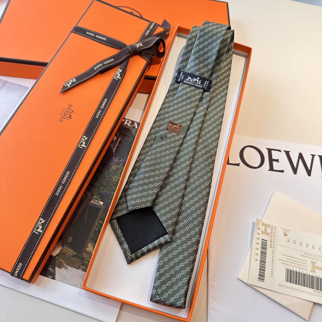 特 爱马仕最新款领带 “抛锚起航”领带手工缝制重磅真丝领带（100%桑蚕丝）。爱马仕领带是每位男士衣橱中