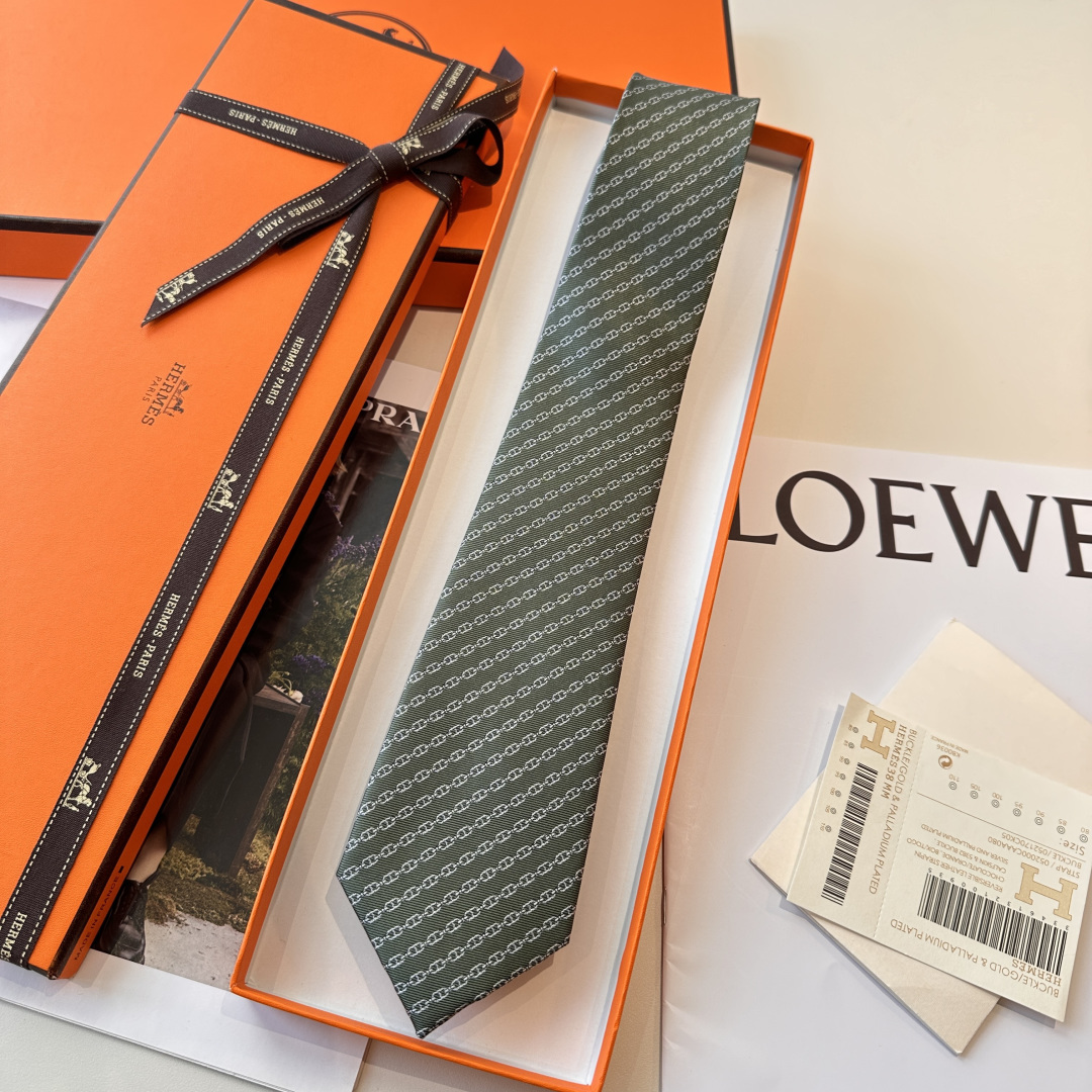 特 爱马仕最新款领带 “抛锚起航”领带手工缝制重磅真丝领带（100%桑蚕丝）。爱马仕领带是每位男士衣橱中