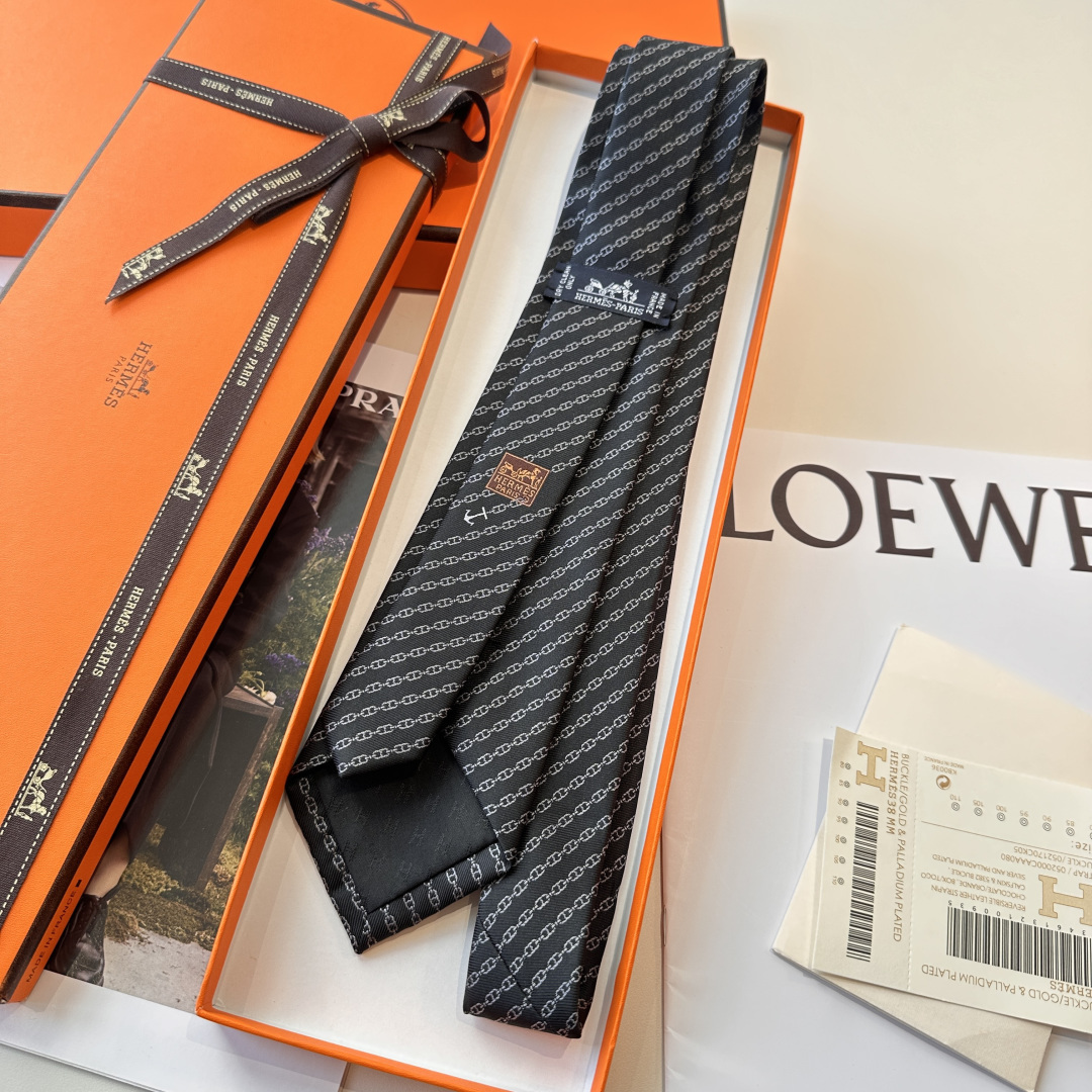 特 爱马仕最新款领带 “抛锚起航”领带手工缝制重磅真丝领带（100%桑蚕丝）。爱马仕领带是每位男士衣橱中