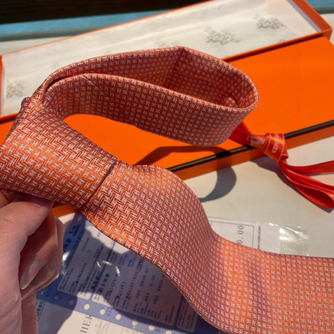 👨‍⚖👨‍✈男士新款领带系列👔👔，稀有H家每年都有一千条不同印花的领带面世，从最初的多以几何图案表现骑术