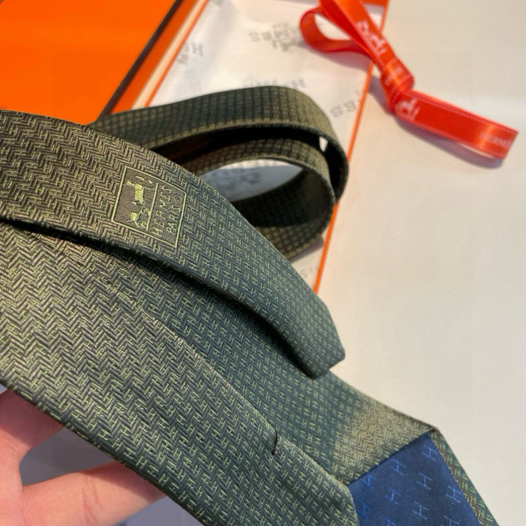👨‍⚖👨‍✈男士新款领带系列👔👔，稀有H家每年都有一千条不同印花的领带面世，从最初的多以几何图案表现骑术
