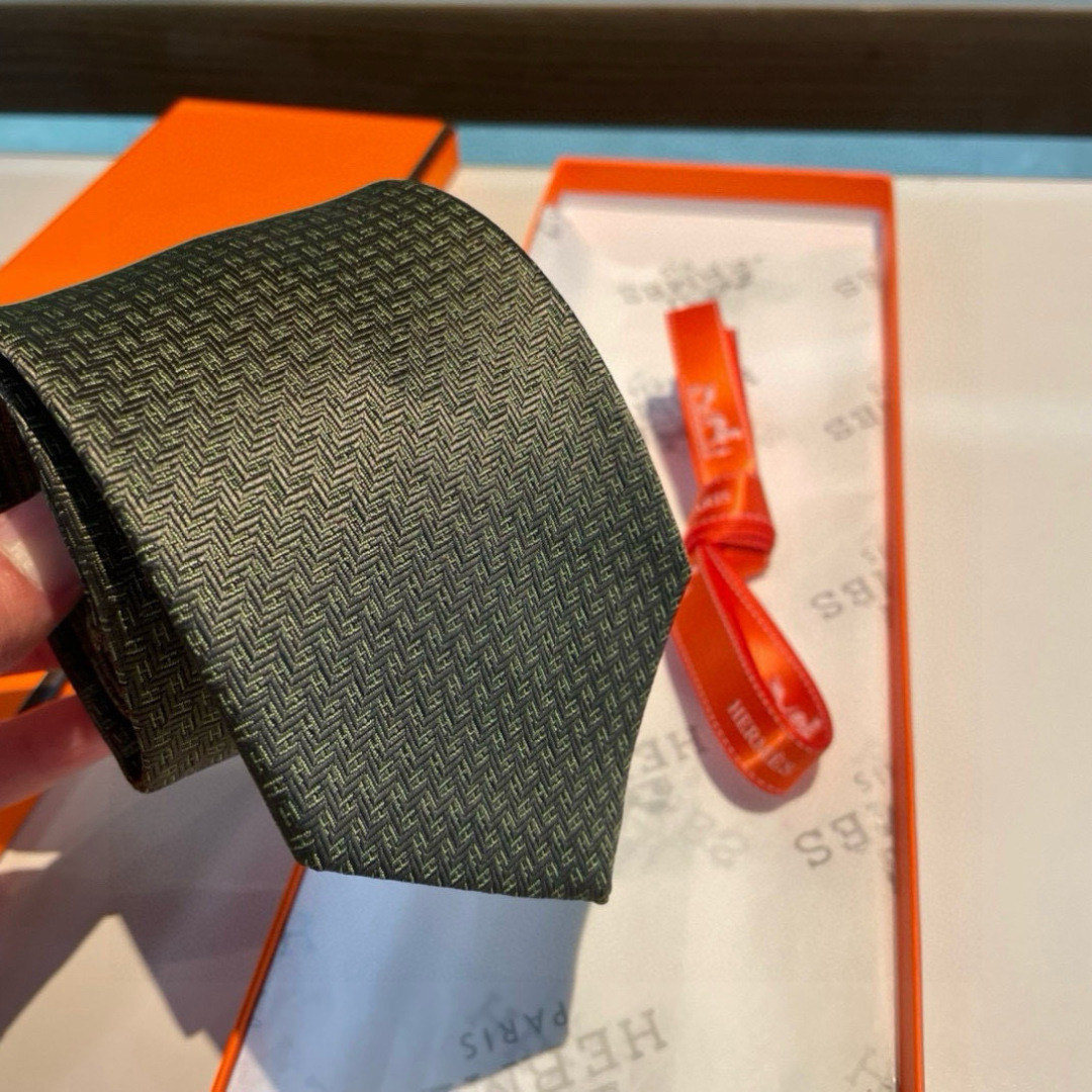 👨‍⚖👨‍✈男士新款领带系列👔👔，稀有H家每年都有一千条不同印花的领带面世，从最初的多以几何图案表现骑术
