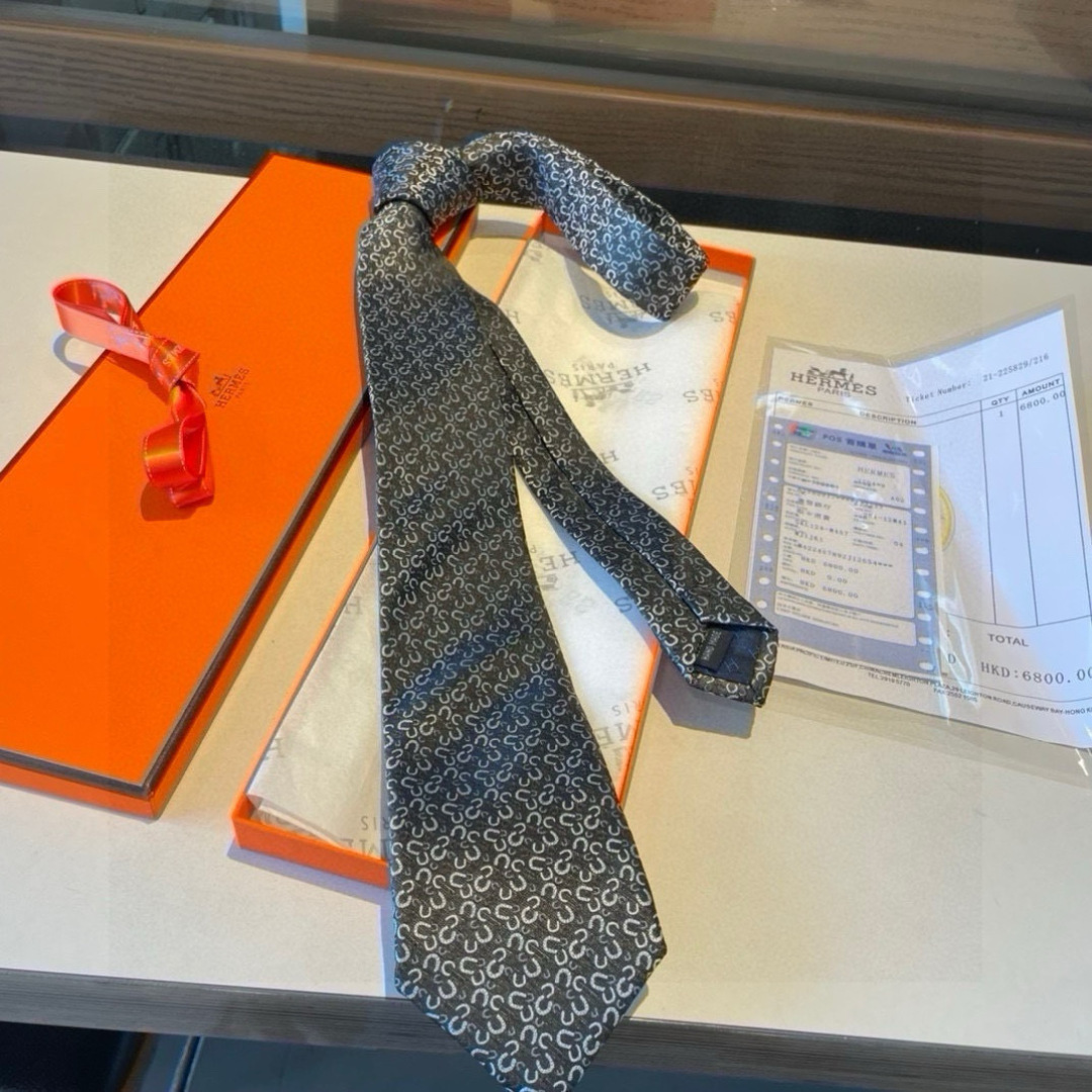 爱马仕男士新款领带系列👔👔，让男士可以充分展示自己个性。100%顶级斜纹真丝手工定制‼