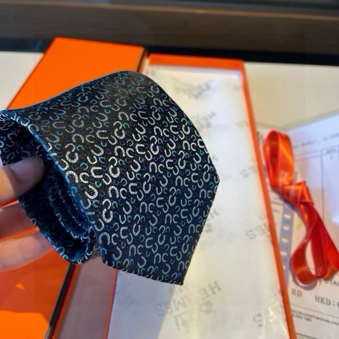 爱马仕男士新款领带系列👔👔，让男士可以充分展示自己个性。100%顶级斜纹真丝手工定制‼