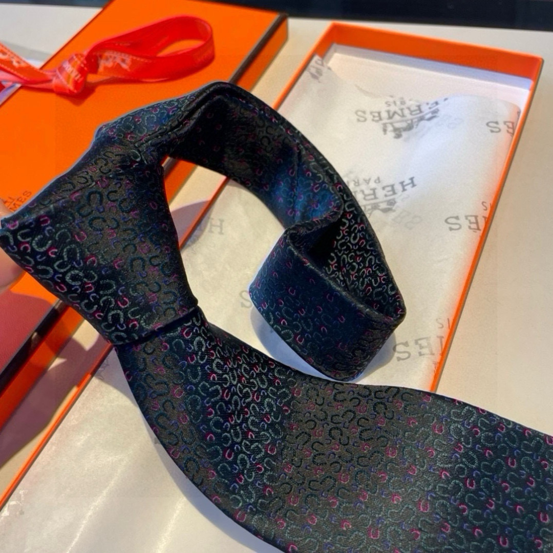 爱马仕男士新款领带系列👔👔，让男士可以充分展示自己个性。100%顶级斜纹真丝手工定制‼