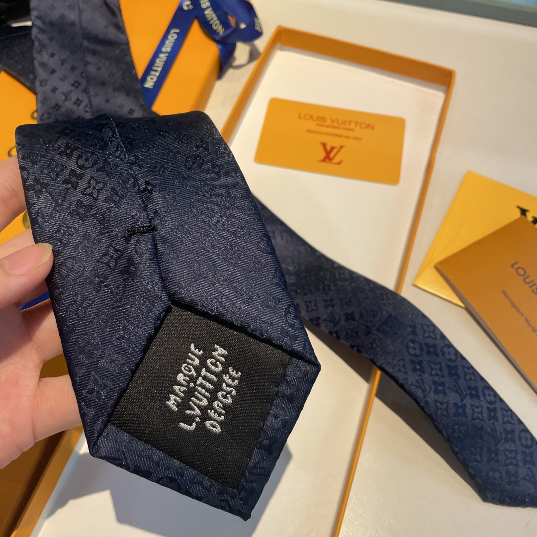 🌾 LV字母渐变领带 ，路易威登经典领带👔男士必备单品超时尚！高端品质 版型面料都达到品牌标准，，难得的