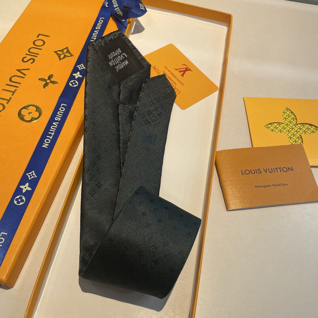 🌾 LV字母渐变领带 ，路易威登经典领带👔男士必备单品超时尚！高端品质 版型面料都达到品牌标准，，难得的
