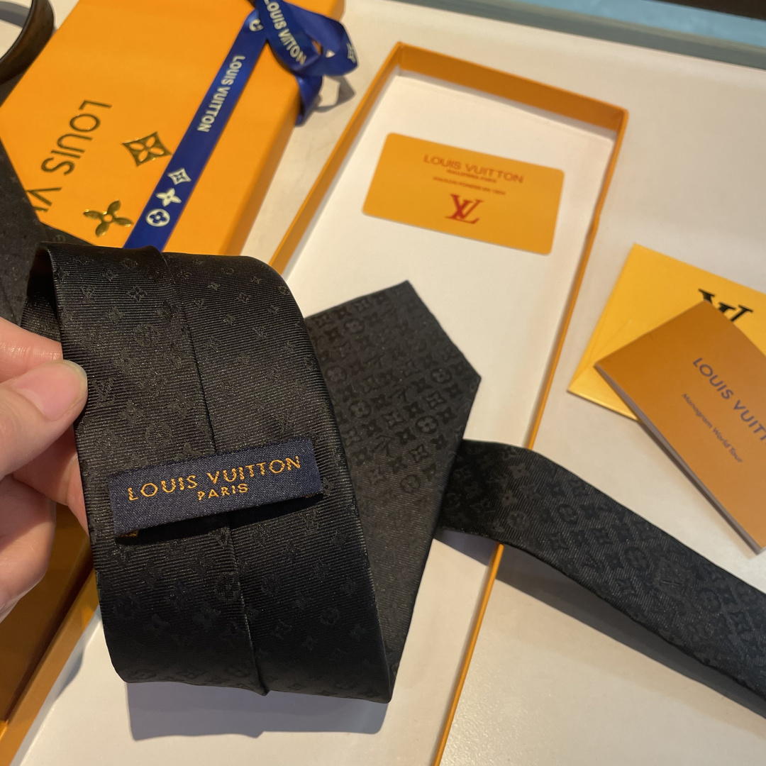 🌾 LV字母渐变领带 ，路易威登经典领带👔男士必备单品超时尚！高端品质 版型面料都达到品牌标准，，难得的