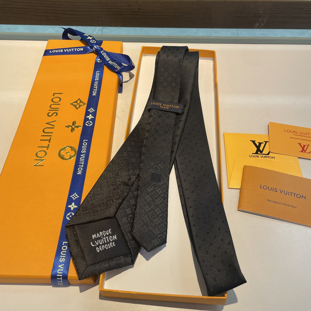 🌾 LV字母渐变领带 ，路易威登经典领带👔男士必备单品超时尚！高端品质 版型面料都达到品牌标准，，难得的