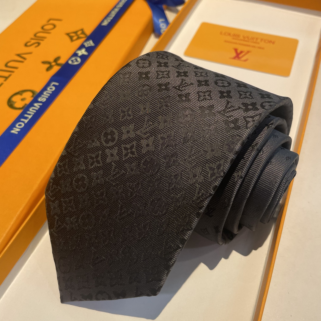🌾 LV字母渐变领带 ，路易威登经典领带👔男士必备单品超时尚！高端品质 版型面料都达到品牌标准，，难得的