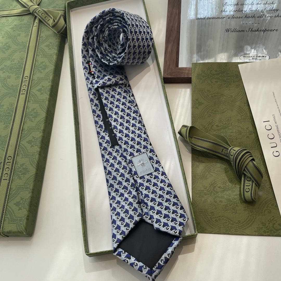 🌾 早秋系列革新演绎品牌标志性符号和设计元素。这款领带以马衔扣桑蚕丝提花面料匠心打造，意在突显Gucci