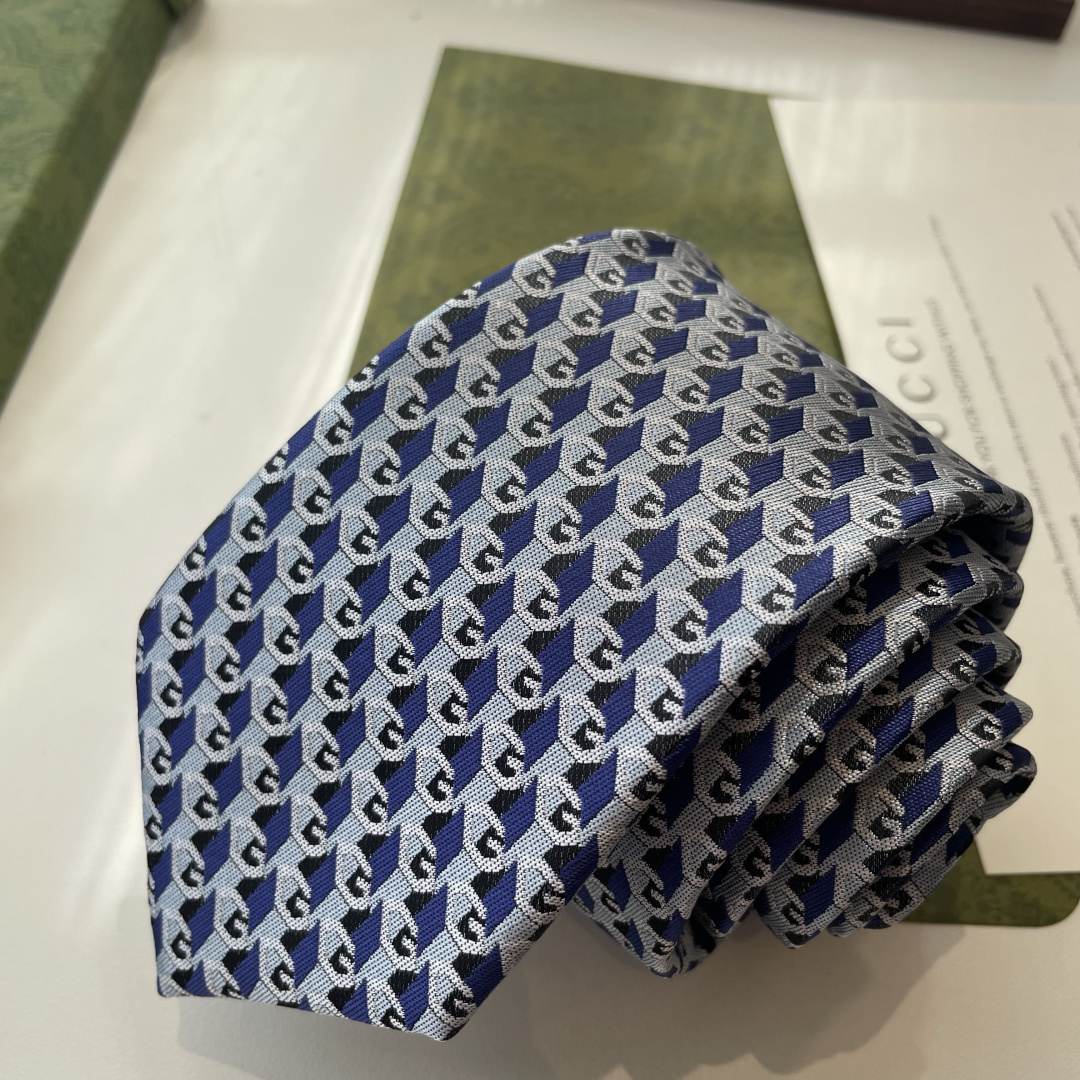 🌾 早秋系列革新演绎品牌标志性符号和设计元素。这款领带以马衔扣桑蚕丝提花面料匠心打造，意在突显Gucci