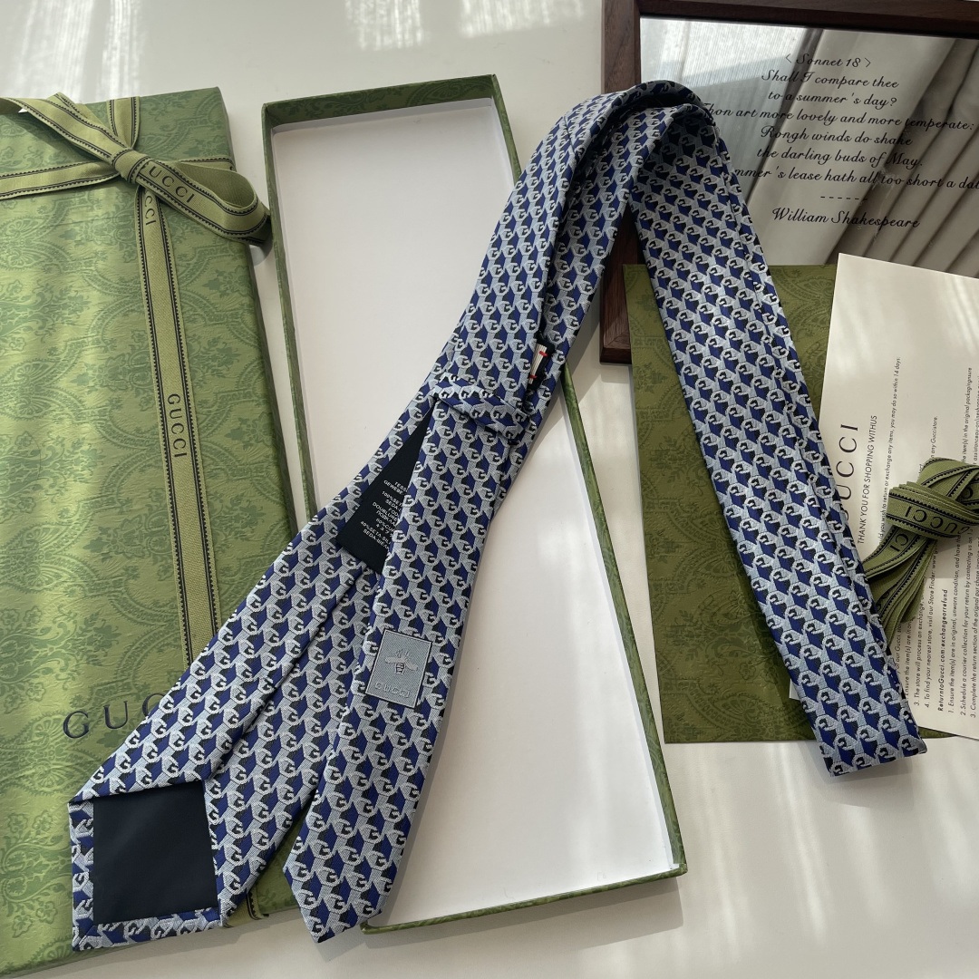 🌾 早秋系列革新演绎品牌标志性符号和设计元素。这款领带以马衔扣桑蚕丝提花面料匠心打造，意在突显Gucci