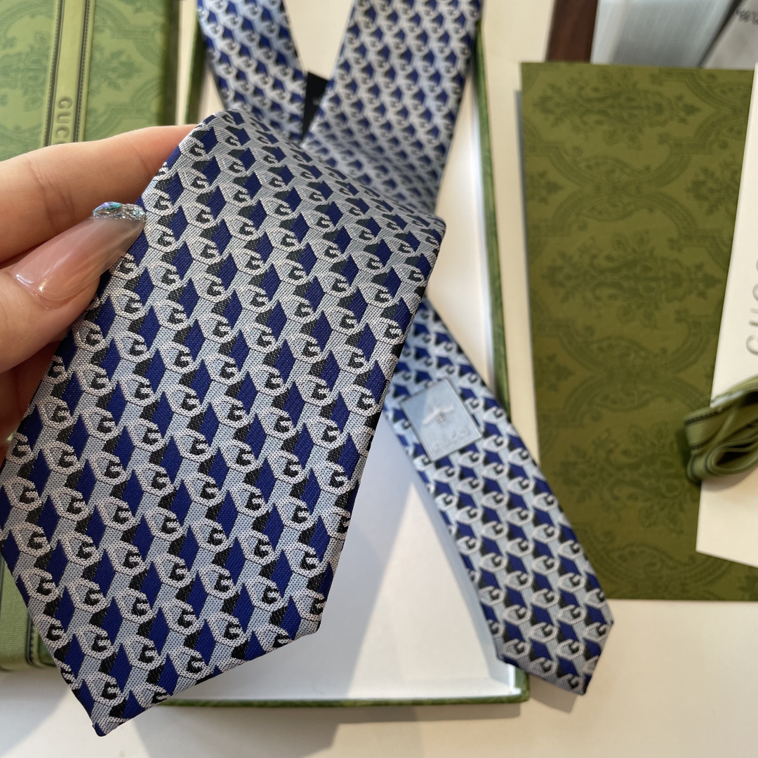 🌾 早秋系列革新演绎品牌标志性符号和设计元素。这款领带以马衔扣桑蚕丝提花面料匠心打造，意在突显Gucci