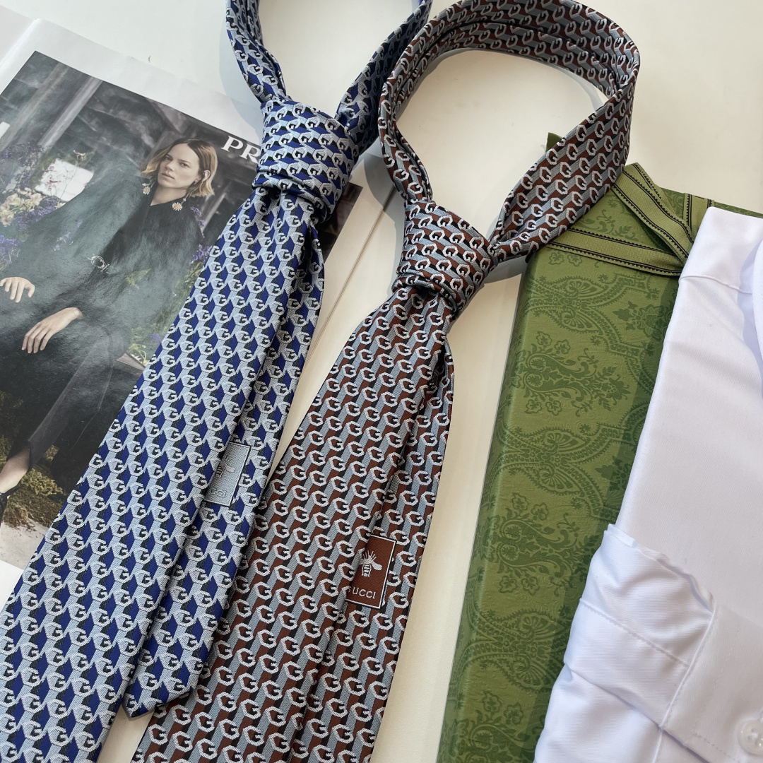 🌾 早秋系列革新演绎品牌标志性符号和设计元素。这款领带以马衔扣桑蚕丝提花面料匠心打造，意在突显Gucci