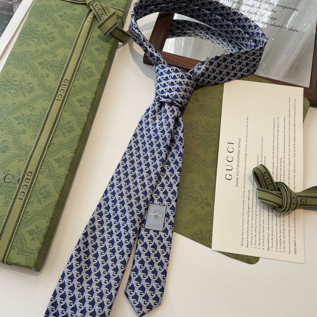 🌾 早秋系列革新演绎品牌标志性符号和设计元素。这款领带以马衔扣桑蚕丝提花面料匠心打造，意在突显Gucci