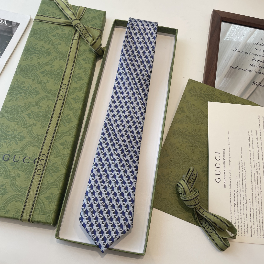 🌾 早秋系列革新演绎品牌标志性符号和设计元素。这款领带以马衔扣桑蚕丝提花面料匠心打造，意在突显Gucci