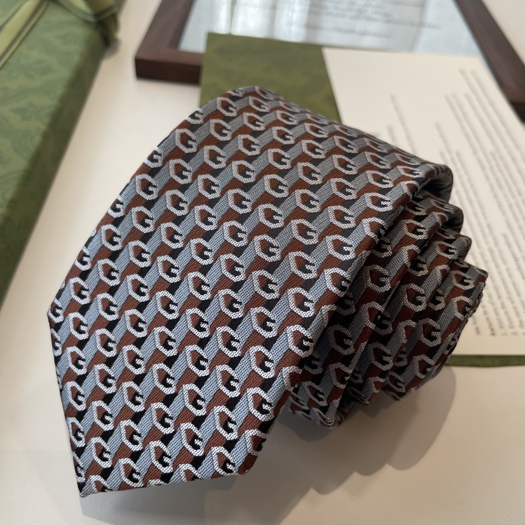 🌾 早秋系列革新演绎品牌标志性符号和设计元素。这款领带以马衔扣桑蚕丝提花面料匠心打造，意在突显Gucci