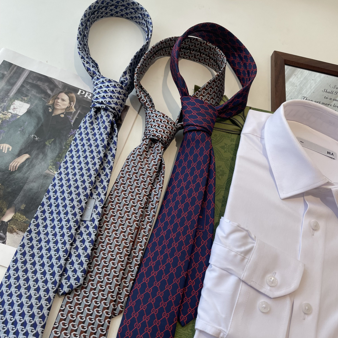 🌾 早秋系列革新演绎品牌标志性符号和设计元素。这款领带以马衔扣桑蚕丝提花面料匠心打造，意在突显Gucci