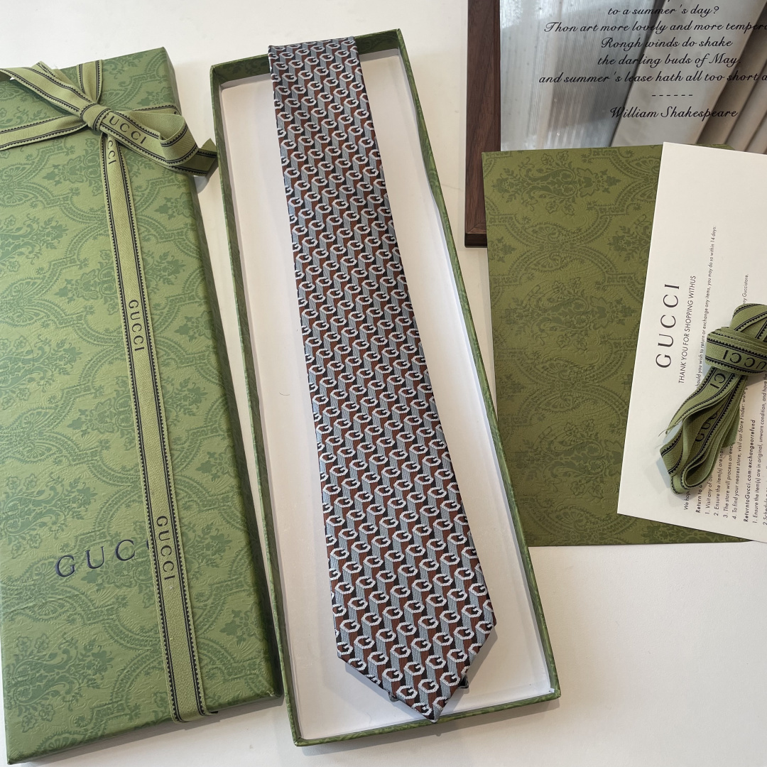 🌾 早秋系列革新演绎品牌标志性符号和设计元素。这款领带以马衔扣桑蚕丝提花面料匠心打造，意在突显Gucci