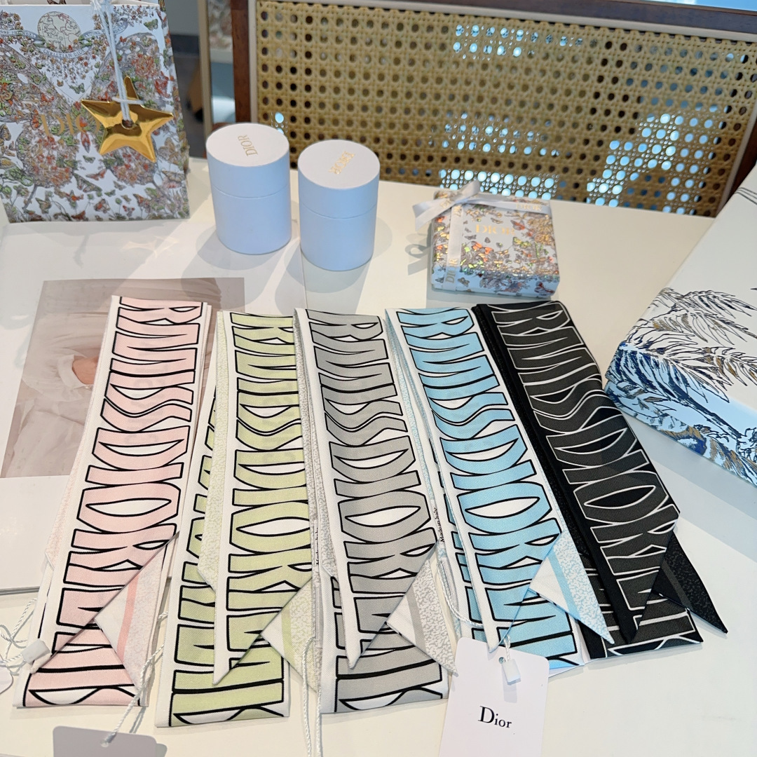 NO:772365,Dior Dior twilly silk scarf, Miss, has a classic style, slender shape, sharp corners at both ends, and a contrasting CHRISTIAN DIOR logo strip pattern on the back. The upper body effect is very good!  It’s so perfect when worn casually!  Streamers have super multi-purpose scarves, hairbands, bag accessories, belts...and so on. They are very easy to control. Match them with clothes in summer and bags in winter. The top-grade silk has a strong luster and is extremely exquisite. This one is really a must-get [6X105cm, silk double-layered and double-sided] scarves, streamers, hair bundles, dior, dior, real silk.19860909Dior迪奥twilly丝巾,Miss 款式经典,造型修长,两端尖角设计,背面饰以对比鲜明的CHRISTIAN DIOR标志条形图案. 上身效果非常赞！随意一搭就是那么完美！飘带有超多用途领巾、发带、包包配饰、腰带.....等等等等,超好驾驭 夏季配衣服 冬季配包包 顶级真丝光泽感超级强 精美无比 ,这款真的是一定要入手的【6X105cm,真丝双层双面】丝巾,飘带，发束,dior,dior,real silk,accessory