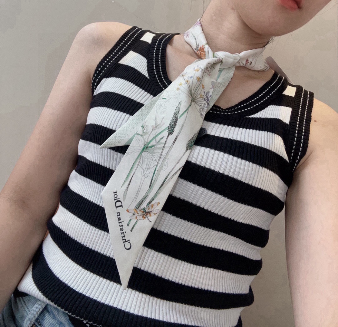 NO:772378,Dior Dior twilly silk scarf, Flower Dragonfly has a classic style, slender shape, sharp corners at both ends, and a contrasting CHRISTIAN DIOR logo strip pattern on the back. The upper body effect is very good!  It’s so perfect when worn casually!  Streamers have super multi-purpose scarves, hairbands, bag accessories, belts...etc., etc., very easy to control. Match with clothes in summer and bags in winter. The top-quality silk has a strong luster and is extremely exquisite. This one is really a must-get [6X105cm, silk double-layered and double-sided]. Silk scarves, streamers, hair bundles, dior, dior, real silk19860909Dior迪奥twilly丝巾,花丛蜻蜓 款式经典,造型修长,两端尖角设计,背面饰以对比鲜明的CHRISTIAN DIOR标志条形图案. 上身效果非常赞！随意一搭就是那么完美！飘带有超多用途领巾、发带、包包配饰、腰带.....等等等等,超好驾驭 夏季配衣服 冬季配包包 顶级真丝光泽感超级强 精美无比 ,这款真的是一定要入手的【6X105cm,真丝双层双面】 丝巾,飘带，发束,dior,dior,real silk,accessory