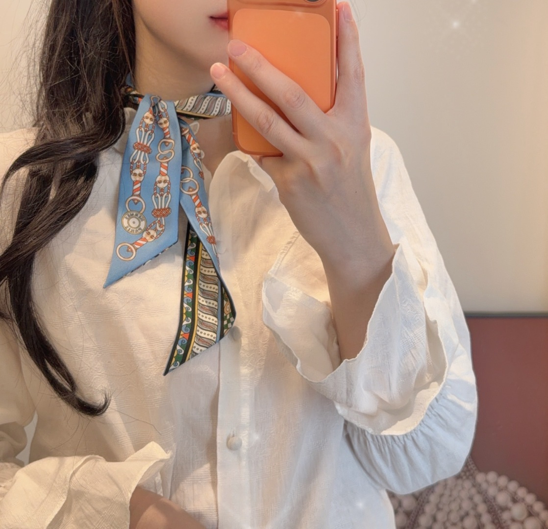 NO:772347,H family's new silk scarf, wire garland, heavy silk twill, Hermès headband, double-sided and double style!  Made of top-grade twill silk. The ultra-fine printing is very clear. It is definitely the first choice for gifts. The ribbon can be wrapped around the neck, wrists, and waist. It can also be matched with your favorite bag to give your bag a brand new look. [Specification 5X86cm, twill silk double-layered and double-sided] scarves, streamers, hair bundles, hermes, real silk19860909H家新款丝巾,线束花环 重磅真丝斜纹绸,爱马仕束发带 双面双款！顶级斜纹真丝打造 超精细的印花非常清晰 绝对是送礼自用的首选丝带既可绕于颈间,亦可缠于腕部、腰部,同样也可以搭配在心爱的包包上,让你的包包焕然一新【规格5X86cm,斜纹真丝双层双面】丝巾,飘带，发束,hermes,real silk,accessory