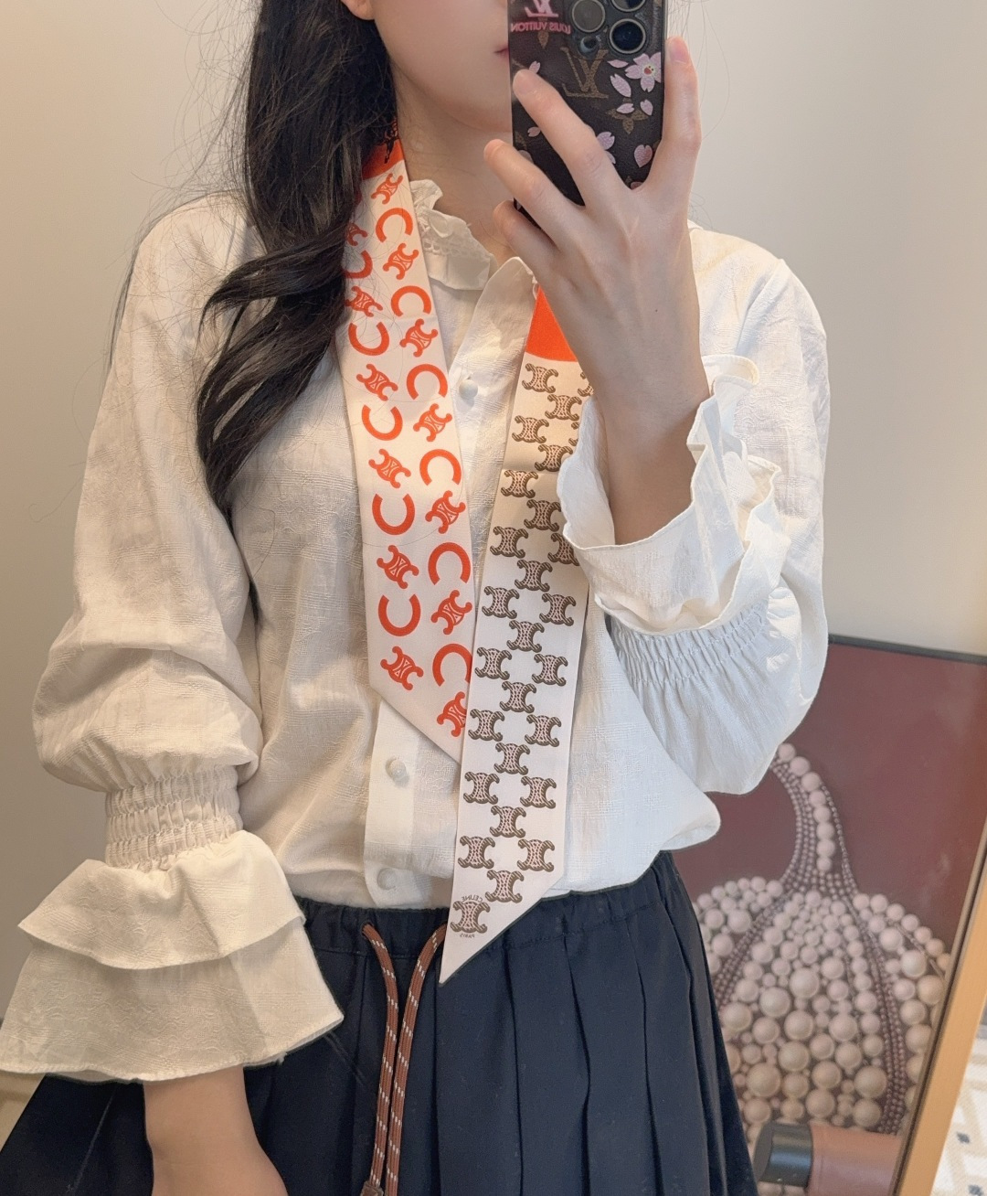 NO:772386,The little silk scarf is here, the 2026 new twill is a veritable cutie, I have three twills in my hand and close my eyes, I don’t want to stop it. I haven’t seen such a beautiful twill in a long time. It is really fragrant and a must-have tool for concave shapes. The quantity is not many. It will not always be available. It is very practical for tying hair, tying bags, etc... Unique, rather than anything. Material: twill silk. Size 110/6cm silk scarf, streamers, hair bundles, real silk.19860909小丝巾来了,2026新款twill 名副其实的小可爱, 人手三条闭眼收,我都不拦着 N久都没有见过这么好看的twill 真的是真香本香了,凹造型必备神器 数量不是很多.也不会一直有 实用率贼高,绑头发,绑包包,等等等等… 独一无二,宁缺毋 材质:斜纹真丝 尺寸110/6cm丝巾,飘带，发束,real silk,accessory