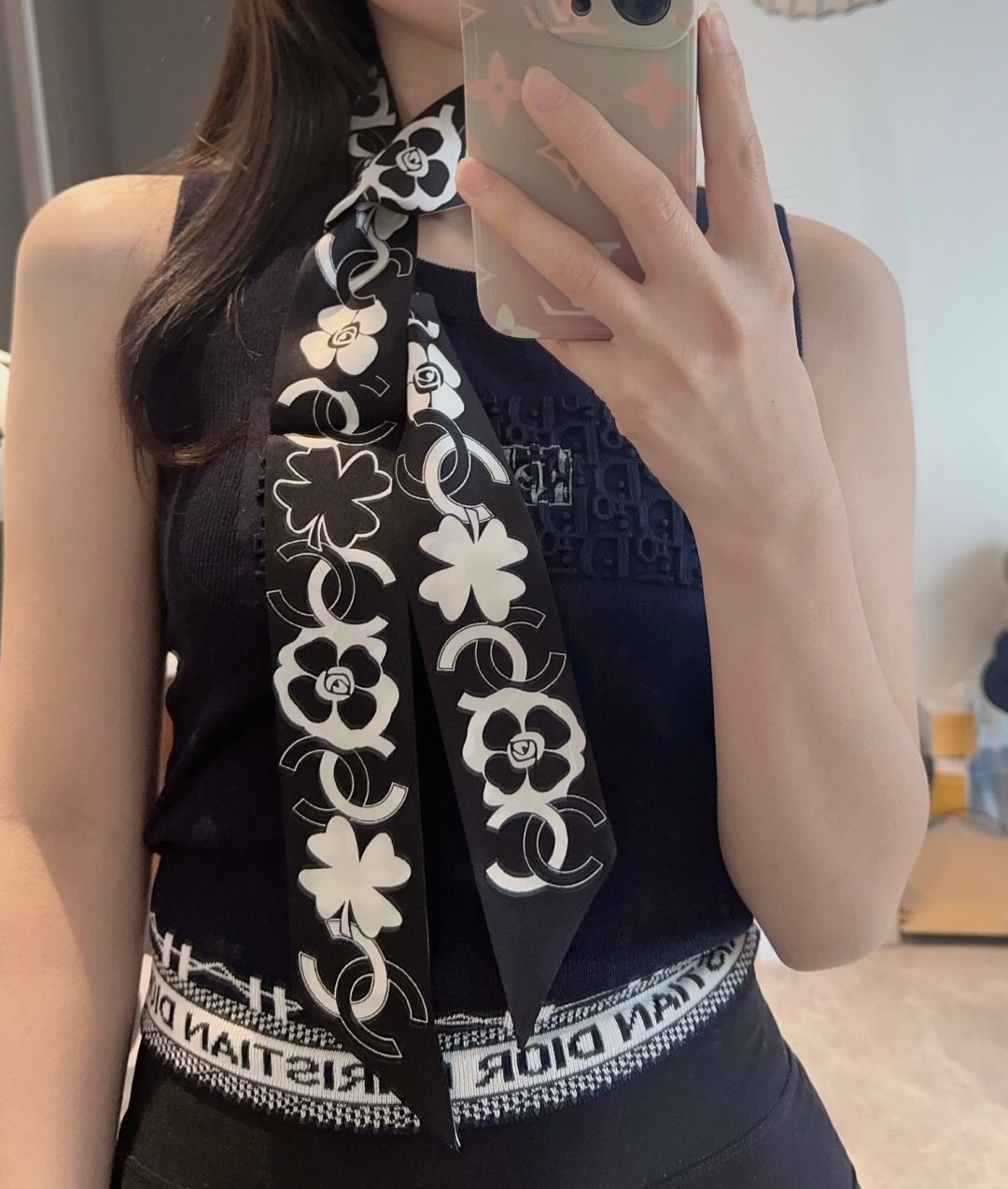 NO:772353,Chanel Twilly scarf is here, with Chanel cartoon letters. It is a real cutie. I can hold it with three hands and close my eyes. I have not seen such a beautiful twilly for a long time. It is really fragrant and a must-have artifact for concave shapes. There are not many. It will not always be available. It has a high practicality rate. It can be used to tie hair, bags, etc.. It is unique and is better than anything. Material: twill silk  Size/6cm silk scarf, ribbon, hair bundle, chanel, chanel, real silk19860909香奈儿Twilly小丝巾来了,Chanel 卡通字母 名副其实的小可爱, 人手三条闭眼收,我都不拦着 N久都没有见过这么好看的twilly 真的是真香本香了,凹造型必备神器 数量不是很多.也不会一直有 实用率贼高,绑头发,绑包包,等等等等… 独一无二,宁缺毋 材质:斜纹真丝 尺寸/6cm丝巾,飘带，发束,chanel,chanel,real silk,accessory