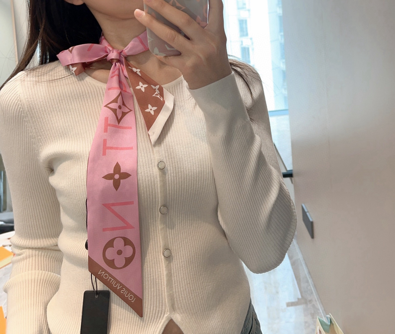 NO:772404,50 The latest super nice official website of LV with fairy color this year, tiwlly official website is on sale at the same time. It is new and has finally arrived. LV’s latest double-layer headband~tie, bow tie, streamer and various multi-purpose domestic official website are also on the shelves. The price is + awesome. The remaining quantity is not much. It can definitely be used for thousands of years.  No SVIP recommendation for slow hands] Compared with the price at the counter, I really bought the Monogram series of Leha. It really looks better and better and can be used in many ways. It has a good style no matter how you match it. Super soft 8* top imported double-layer silk ribbon scarf, streamer, hair bundle, louis vuitton, real silk1986090950 LV今年出的神仙配色超级nice官网最新款,tiwlly官网同步在售.上新,终于到货了,Lv最新双层束发带~绑带.领结.飘带各种多用途国内官网也上架了售价＋牛逼剩余的数量不多 自留绝对可以用万年 手慢无SVIP推荐】和专柜的价格比,真心是买到偷着乐哈这个monogram系列真心的越看越好看而且多way用法,随便怎么搭配都好有腔调.超级柔软8*顶级进口双层真丝小飘带丝巾,飘带，发束,louis vuitton,real silk,accessory