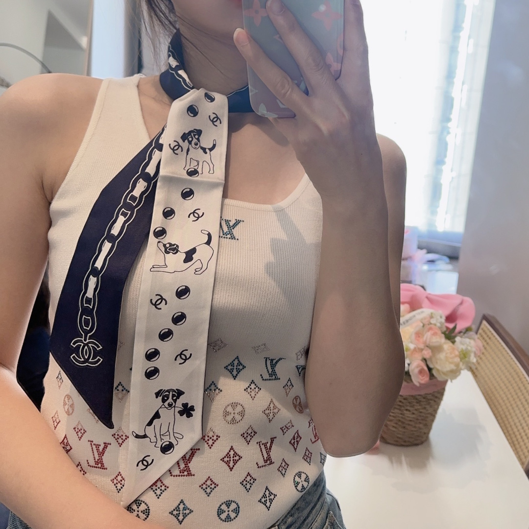 NO:772493,Chanel23p puppy ribbon, the same style at the counter, can be used as a small scarf, tied to hair, tied to handbags, tied to the wrist for decoration!  Multifunctional, whatever you want to match!  Double-sided twill silk!  Specification 6*120!  scarves, ribbons, hair bundles, chanel, real silk19860909Chanel23p小狗丝带,专柜同款,可当小围巾,绑头发,绑手袋,绑在手腕装饰！多功能随便你搭配！双面斜纹真丝！规格6*120！丝巾,飘带，发束,chanel,real silk,accessory