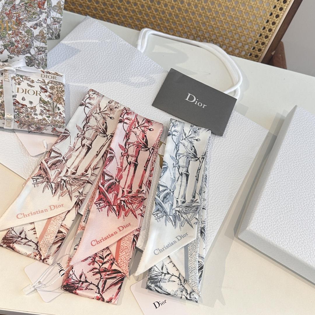 NO:772507,This Mitzah scarf is decorated with the Natura Jouy print designed by Pietro Ruffo, a new interpretation of Dior's classic pattern, showing a lush bamboo forest, reminiscent of traditional Asian paintings. The classic slender silhouette is crafted from white and light gray mulberry silk twill fabric, with sharp corners at both ends, and a contrasting soft gray jacquard strip pattern on the back, embellished with Christian  The Dior logo enhances style. It can be tied around the neck, wrist or handbag to add the finishing touch to various fashion looks. White and light gray Natura Jouy print. Decorated with a contrasting jacquard strip pattern on the back, embellished with the Christian Dior logo. Sharp corners at both ends. Made in mulberry silk. Made in Italy. Scarves, ribbons, hair bundles, dior19860909这款Mitzah丝巾饰以由彼得罗·鲁福(Pietro Ruffo)设计的 Natura 茹伊印花,全新演绎Dior经典图案,展现繁茂的竹林,令人联想起亚洲的传统绘画.经典修长廓形,采用白色和浅灰色桑蚕丝斜纹面料精心制作,两端尖角设计,背面饰以对比鲜明的柔灰色提花条形图案,点缀以Christian Dior标志提升格调.可系在颈部、手腕或手袋上,为各式时尚造型增添点睛之笔. 白色和浅灰色 Natura 茹伊印花 背面饰以对比鲜明的提花条形图案,点缀以Christian Dior 标志 两端尖角设计桑蚕丝意大利制造 丝巾,飘带，发束,dior,accessory