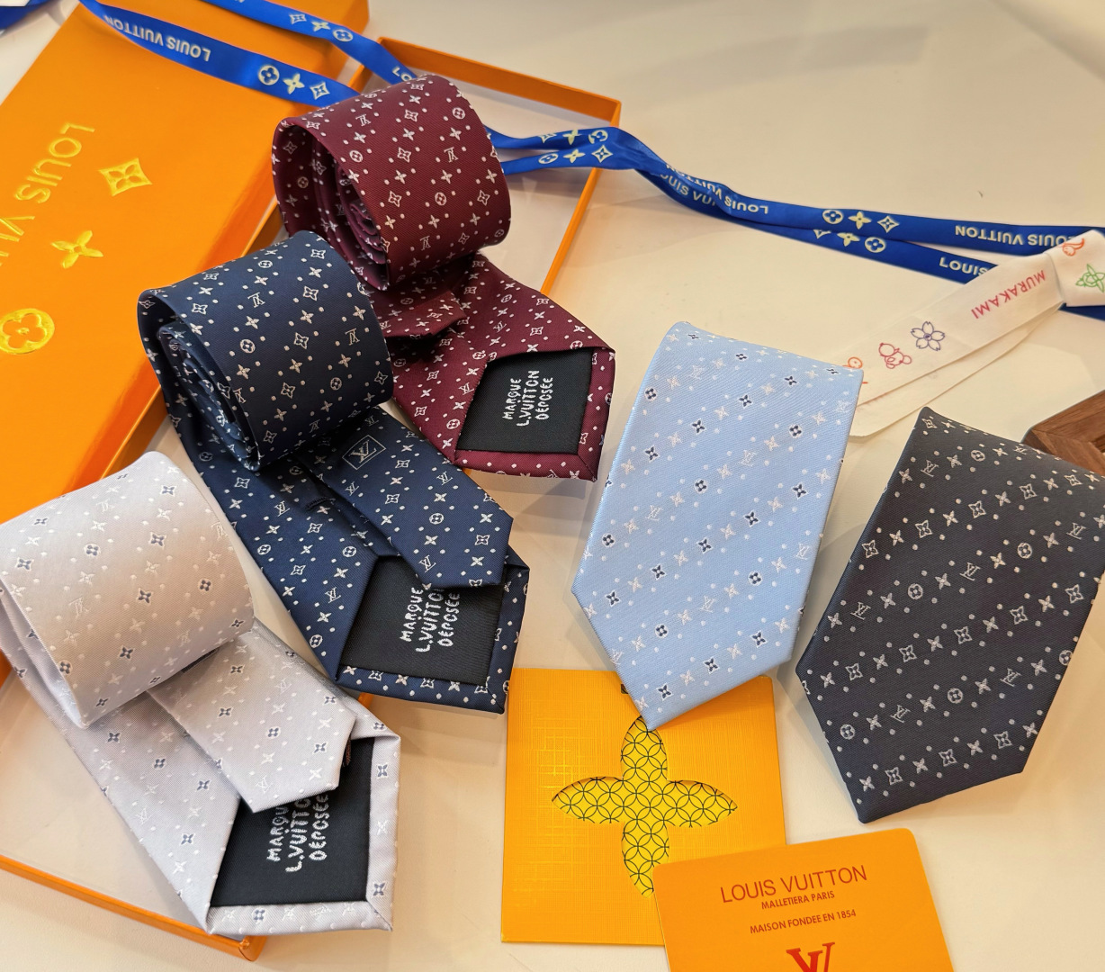 NO:854899,The special counter features exquisite small logo jacquards and low-key luxurious colors. This tie interprets Louis Vuitton's iconic Damier pattern in the same tone to make it more elegant. It allows men to fully display their personality. Top-quality jacquard silk handmade custom ties, ties, louis vuitton, real silk, ties19860909特 专柜同歩精致的小Logo提花,低调奢华大气的配色,这款领带将Lv标志性的Damier图案以同色调手法演绎的更显雅致风范.让男士可以充分展示自己个性.顶级提花真丝手工定制领带,领带,louis vuitton,real silk,ties,accessory