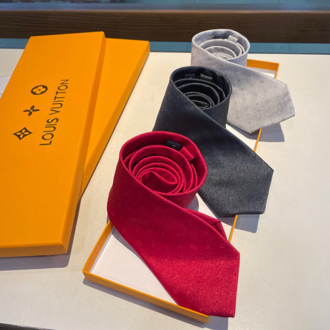 NO:854739,The counter features exquisite small logo jacquards and low-key luxurious colors. This tie interprets Louis Vuitton's iconic Damier pattern in the same tone to make it more elegant. It allows men to fully show their personality. Top-quality jacquard silk handmade custom ties, ties, louis vuitton, real silk, ties19860909专柜同歩精致的小Logo提花,低调奢华大气的配色,这款领带将Lv标志性的Damier图案以同色调手法演绎的更显雅致风范.让男士可以充分展示自己个性.顶级提花真丝手工定制领带,领带,louis vuitton,real silk,ties,accessory
