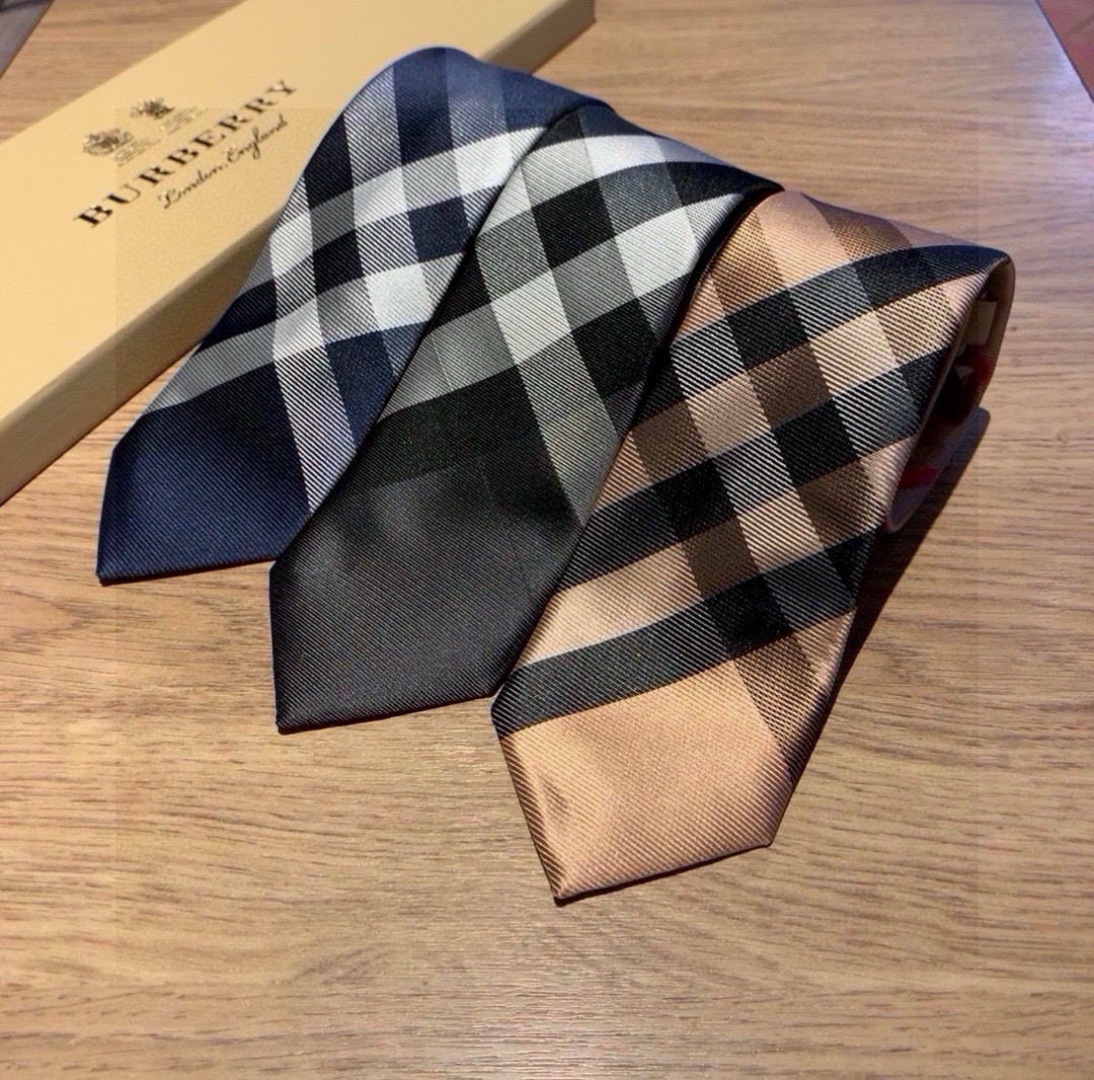NO:854776,Burberry’s new tie has been shipped from B’s counter at the same time. It is a rare and ideal choice that shows exquisite craftsmanship and fashion elegance. This silk tie is made of B’s most iconic vintage plaid and horse logo. It is interpreted in the same tone and is more elegant. It allows men to fully show their personality. Top-quality jacquard silk handmade custom ties, ties, burberry, real silk, ties19860909B家专柜同步领带出货啦巴宝莉新款,稀有展现精湛手工与时尚优雅的理想选择,这款采用B家最具标志性的Vintage格纹和马标制成的丝质领带,以同色调手法演绎的更显雅致风范.让男士可以充分展示自己个性.顶级提花真丝手工定制领带,领带,burberry,real silk,ties,accessory