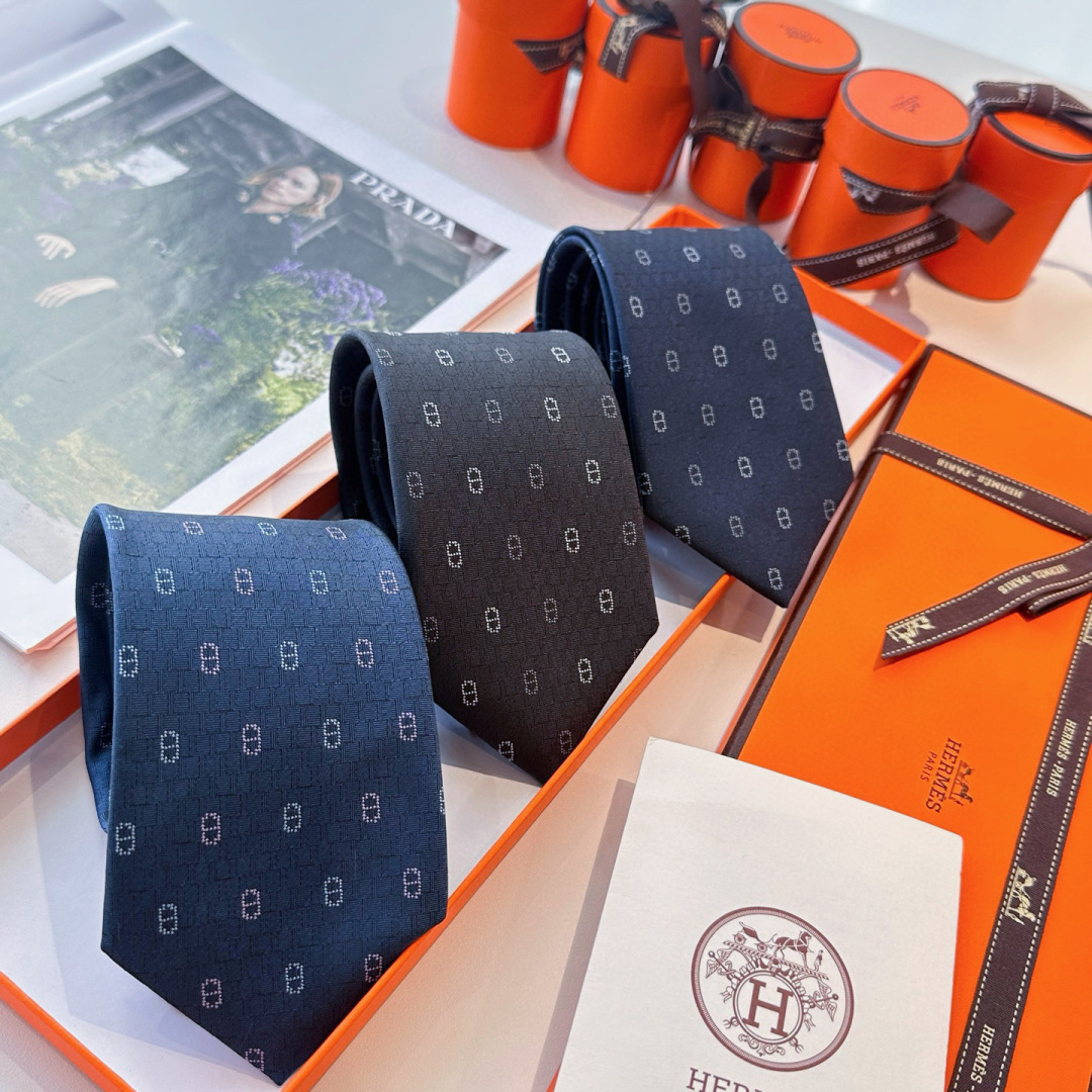 NO:854848,Special Winter Anchor Chain] Hermès Men's New Tie Series, Rare H. Every year, a thousand ties with different prints are released. From the original geometric patterns to express equestrian activities, now the styles are much richer, with lively animals or daily life as the theme, allowing men to fully display their personality. Top-grade twill silk hand-made custom ties, ties, hermes, real silk, ties19860909特 冬日锚链 ]爱马仕男士新款领带系列,稀有H家每年都有一千条不同印花的领带面世,从最初的多以几何图案表现骑术活动为主,到如今的款式则丰富得多,以活泼的动物或日常生活 事物为主题,让男士可以充分展示自己个性.顶级斜纹真丝手工定制领带,领带,hermes,real silk,ties,accessory