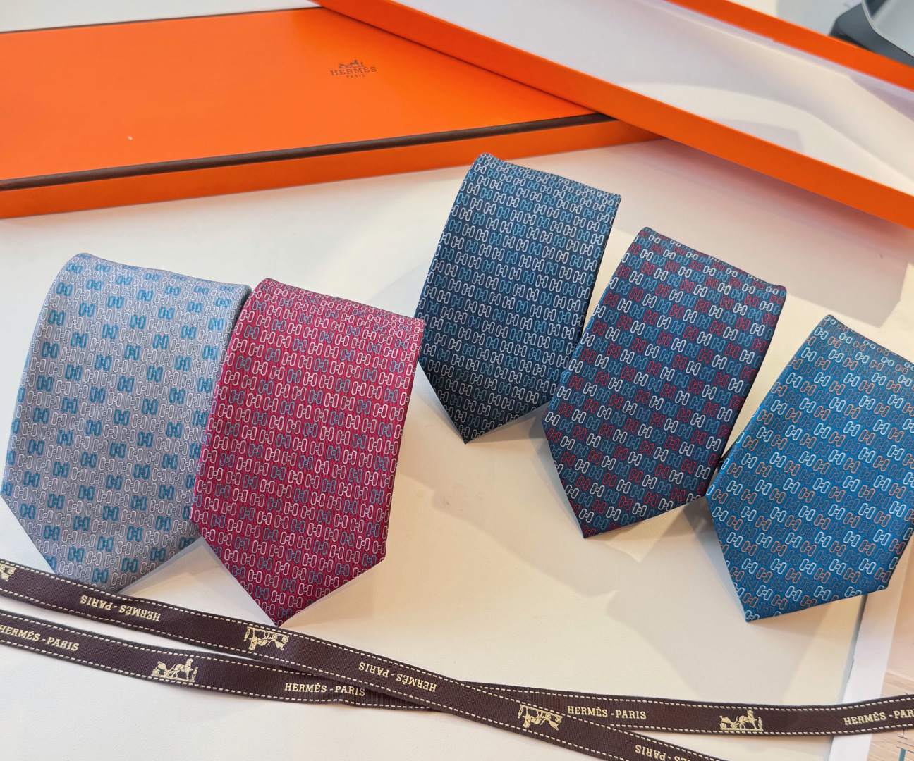 NO:854790,This H silk tie is made of high-quality mulberry silk, smooth and shiny to the touch. The tie is printed with the classic 'H' letter pattern, highlighting the brand's iconic design. The width is about 7-8 cm, suitable for business or formal occasions. Paired with an orange gift box and branded webbing, it shows luxury and sophistication. Known for its exquisite craftsmanship and unique design, Hermès ties are a symbol of taste and status. Tie, tie, hermes, ties19860909特 这H 丝质领带,采用高品质桑蚕丝,触感柔滑有光泽.领带印有经典“H”字母图案,彰显品牌标志性设计.宽度约7-8厘米,适合商务或正式场合佩戴.搭配橙色礼盒和品牌织带,尽显奢华与精致.爱马仕领带以精湛工艺和独特设计著称,是品味与身份的象征领带,领带,hermes,ties,accessory