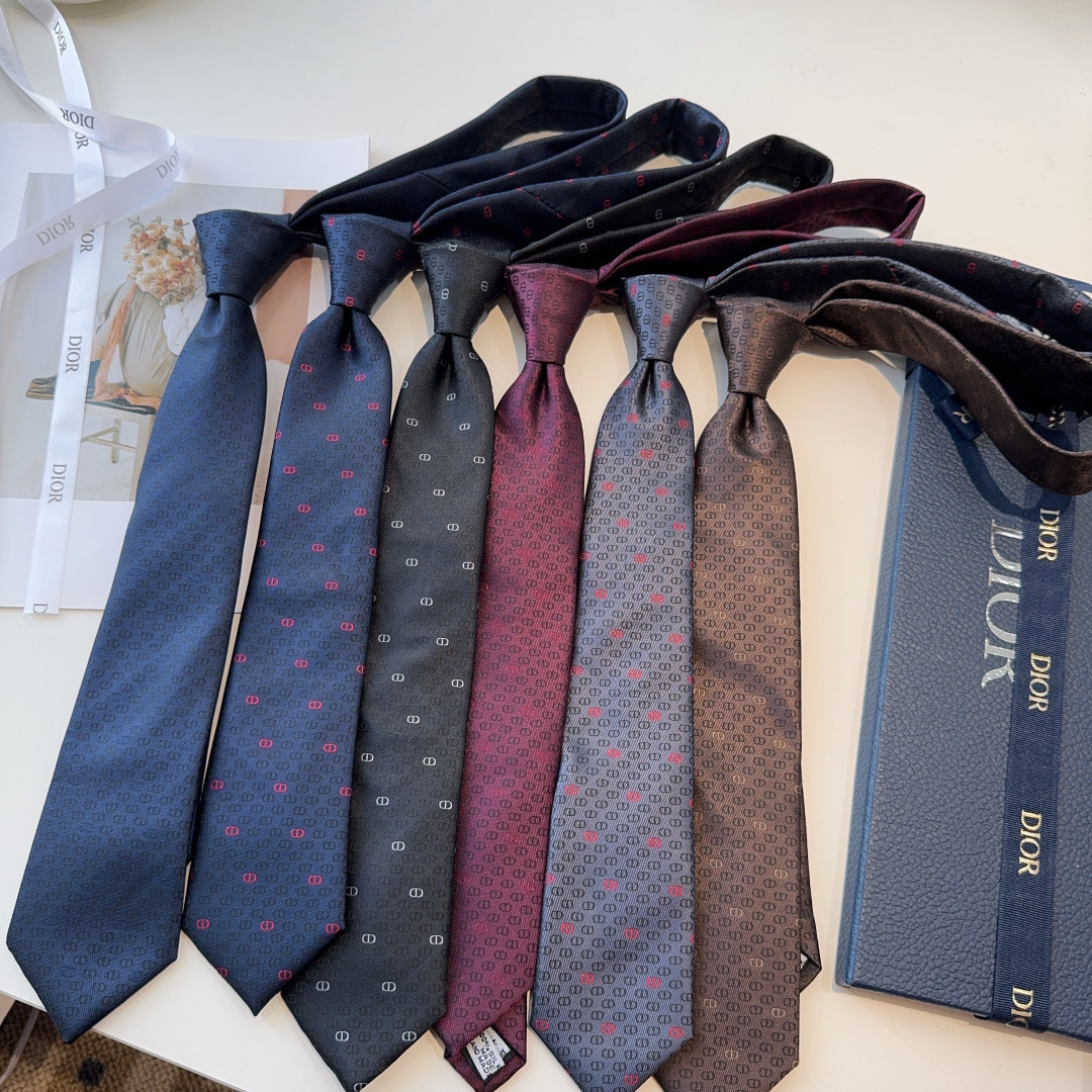 NO:854796,The new men's tie from G's special counter is rare and uses classic small G LOGO jacquard to show exquisite craftsmanship and fashionable elegance. This tie perfectly combines the iconic and is more elegant with fashionable matching techniques. It allows men to fully display their personality. Top-quality jacquard silk handmade custom ties, ties, gucci, real silk, ties19860909特 G家专柜新款男士领带,稀有采用经典小G LOGO提花展现精湛手工与时尚优雅的理想选择,这款领带将标志性完美的结合,以时尚搭配手法演绎的更显雅致风范.让男士可以充分展示自己个性.顶级提花真丝手工定制领带,领带,gucci,real silk,ties,accessory