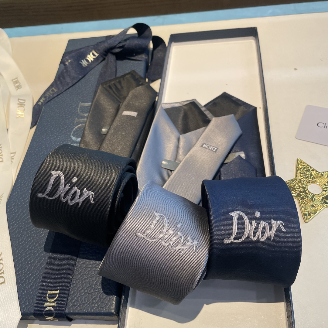 NO:854815,Specially popular new tie from Do family, Dior men's [D family LOGO series tie], a rare and ideal choice that shows exquisite craftsmanship and fashion elegance. This tie is made of DO family's most classic and iconic LOGO jacquard, which is interpreted in the same tone to show more elegance. It allows men to fully display their personality. Top-quality handmade custom ties, ties, dior, dior, ties19860909特 爆款到Do家新款领带 Dior男士【D家LOGO系列领带】,稀有展现精湛手工与时尚优雅的理想选择,这款采用DO家最经典极具标志性LOGO提花制成的领带,以同色调手法演绎的更显雅致风范.让男士可以充分展示自己个性.顶级手工定制领带,领带,dior,dior,ties,accessory