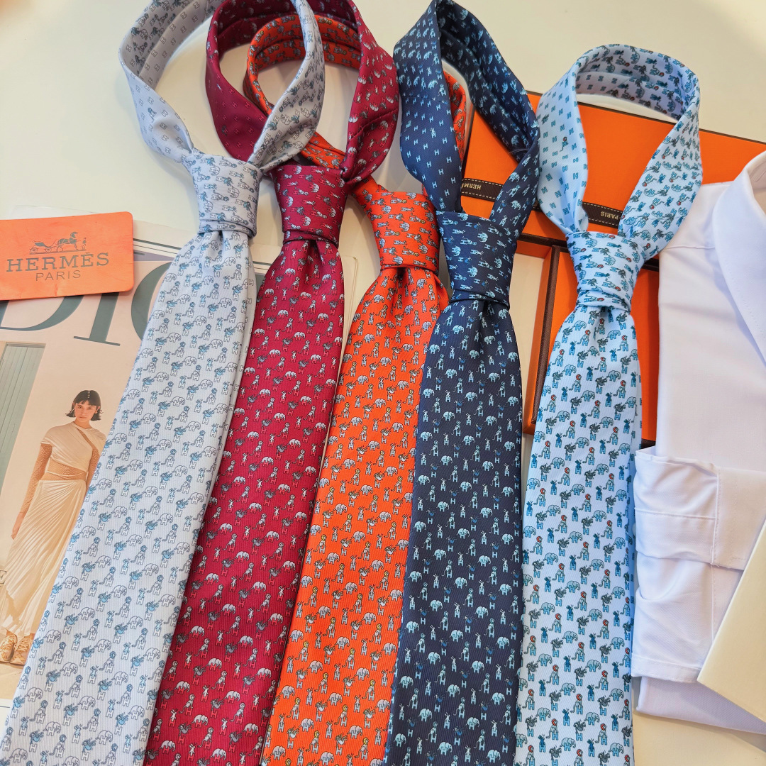 NO:881578,Special men's new printed tie series [surprisingly winning], rare H family has a thousand ties with different prints released every year. From the initial geometric patterns to express equestrian activities, now the styles are much richer, with lively animals or daily life objects as the theme, allowing men to fully show their personality. Top-quality twill silk handmade custom ties, ties, real silk, ties19860909特 男士新款印花领带系列【出奇制胜】,稀有H家每年都有一千条不同印花的领带面世,从最初的多以几何图案表现骑术活动为主,到如今的款式则丰富得多,以活泼的动物或日常生活 事物为主题,让男士可以充分展示自己个性.顶级斜纹真丝手工定制领带,领带,real silk,ties,accessory