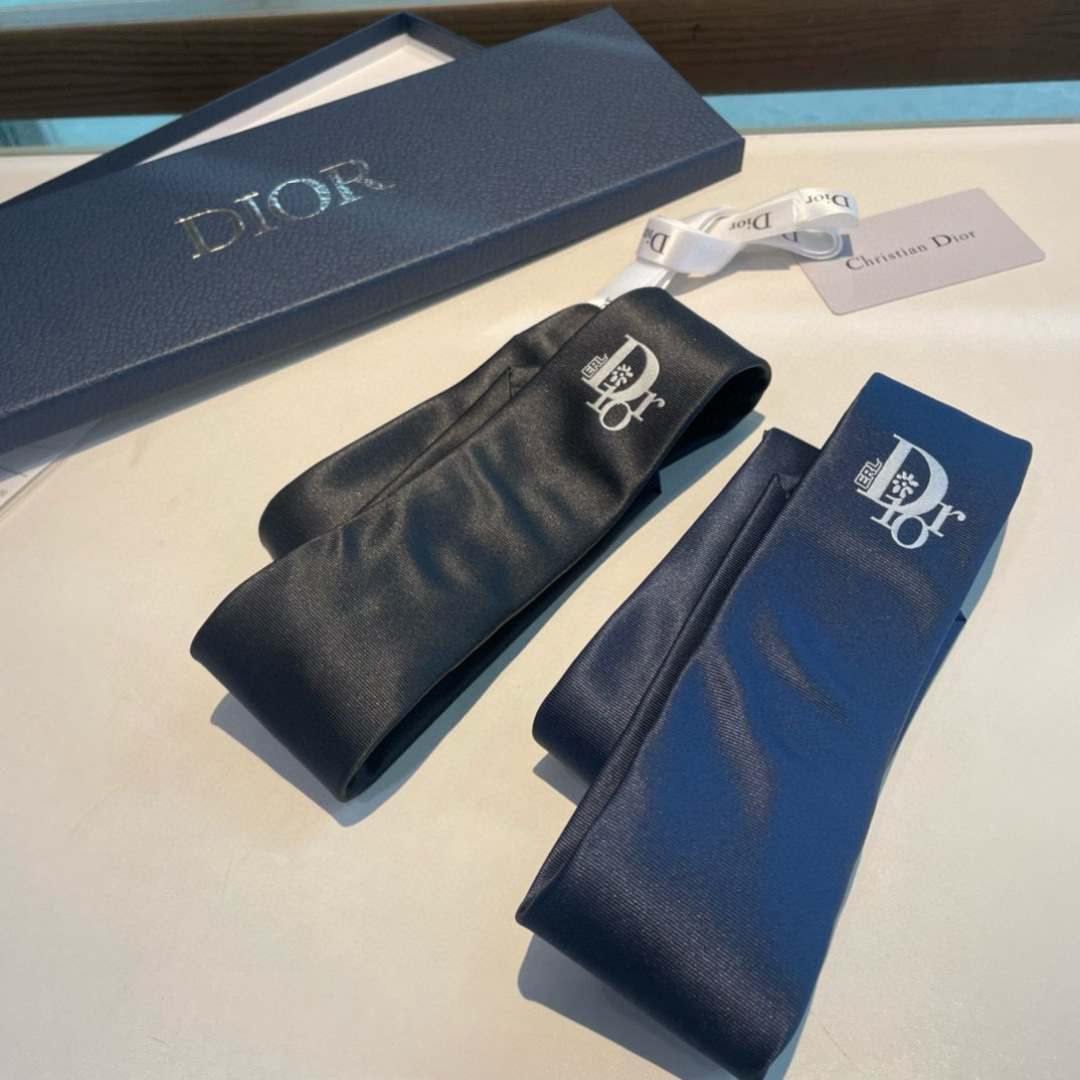 NO:881621,The most popular new tie from Do family is Dior men's [D family LOGO series tie], a rare and ideal choice that shows exquisite craftsmanship and fashion elegance. This tie is made of DO family's most classic and iconic LOGO jacquard, which is interpreted in the same tone to show more elegance. It allows men to fully display their personality. Top-quality handmade custom ties, ties, dior, dior, ties19860909爆款到Do家新款领带 Dior男士【D家LOGO系列领带】,稀有展现精湛手工与时尚优雅的理想选择,这款采用DO家最经典极具标志性LOGO提花制成的领带,以同色调手法演绎的更显雅致风范.让男士可以充分展示自己个性.顶级手工定制领带,领带,dior,dior,ties,accessory