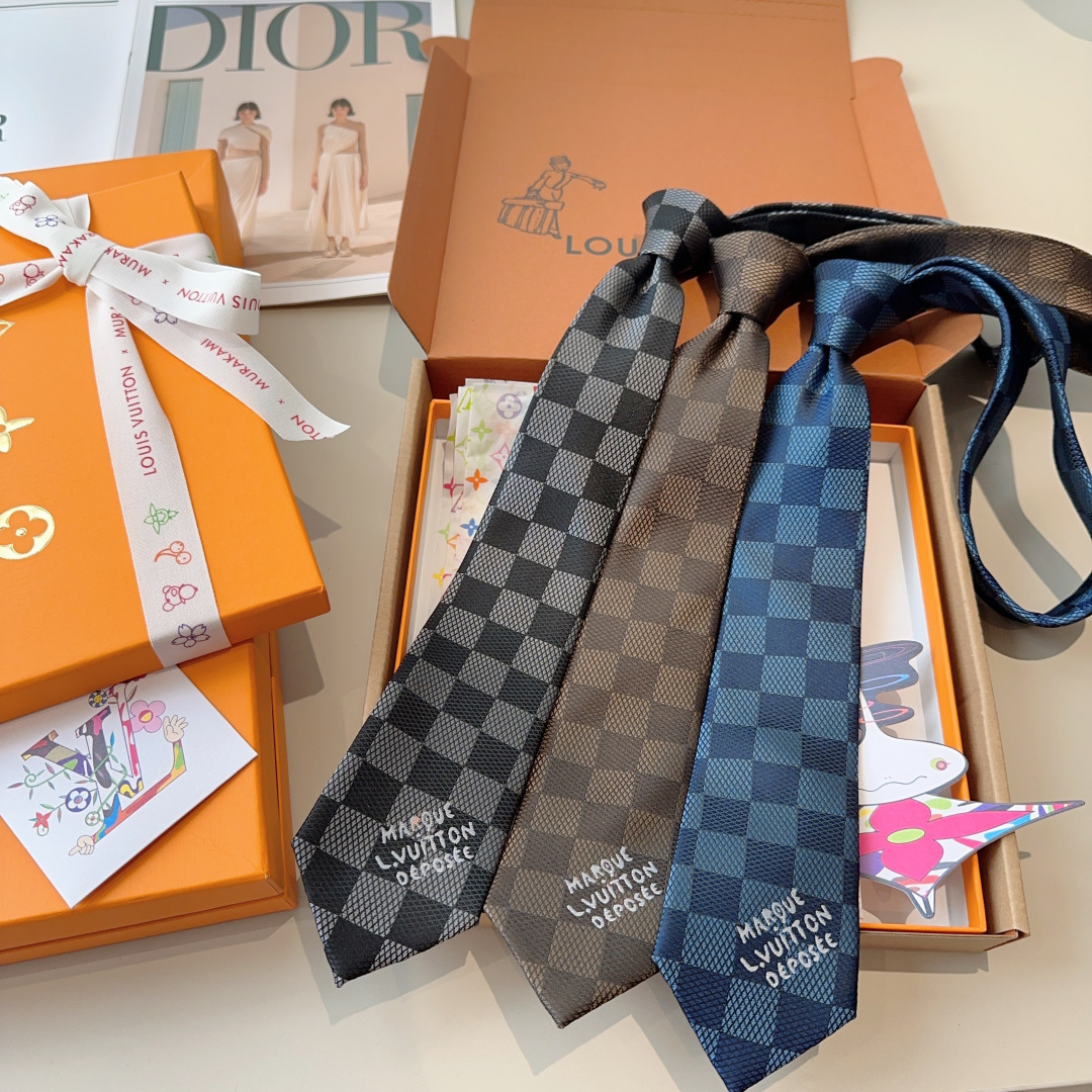 NO:881597,Special This tie is made from a blend of mulberry silk decorative threads, and brings together brand elements designed by creative director Pharrell Williams. The classic Damier pattern can brighten the evening look, and the Marque L.Vuitton Déposée logo adds a casual meaning. Tie, tie, ties19860909特 本款领带取材桑蚕丝装饰线混纺,汇聚创意总监Pharrell Williams 设计的品牌元素.经典Damier图案可为晚装造型点亮瞩目一隅, Marque L.Vuitton Déposée标识再添闲适意味.领带,领带,ties,accessory