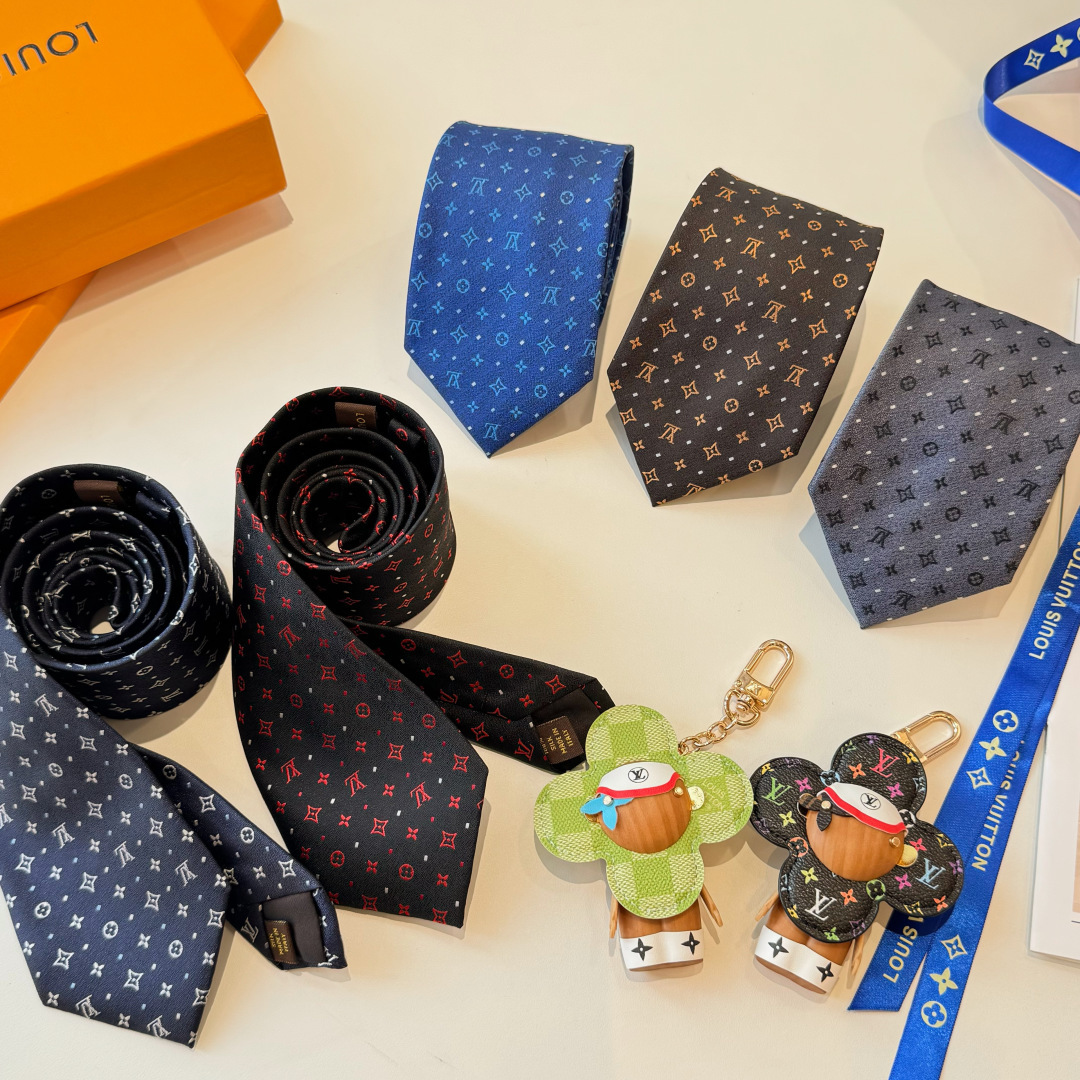 NO:881606,The special counter features exquisite small logo jacquards and low-key luxurious colors. This tie interprets Louis Vuitton's iconic Damier pattern in the same tone to make it more elegant. It allows men to fully display their personality. Top-quality jacquard silk handmade custom ties, ties, louis vuitton, real silk, ties19860909特 专柜同歩精致的小Logo提花,低调奢华大气的配色,这款领带将Lv标志性的Damier图案以同色调手法演绎的更显雅致风范.让男士可以充分展示自己个性.顶级提花真丝手工定制领带,领带,louis vuitton,real silk,ties,accessory