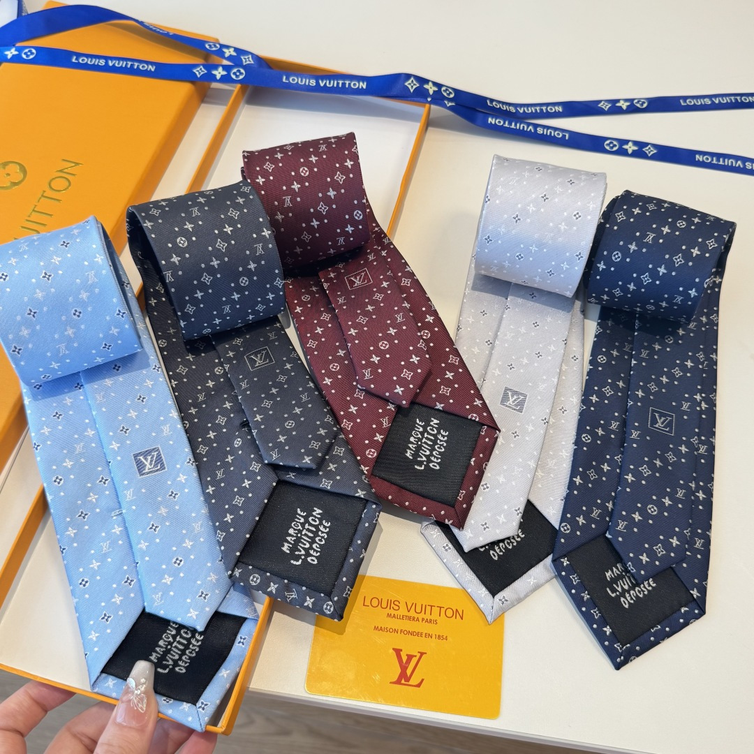 NO:881613,This H silk tie is made of high-quality mulberry silk, smooth and shiny to the touch. The tie is printed with the classic 'H' letter pattern, highlighting the brand's iconic design. The width is about 7-8 cm, suitable for business or formal occasions. Paired with an orange gift box and branded webbing, it shows luxury and sophistication. Known for its exquisite craftsmanship and unique design, Hermès ties are a symbol of taste and status. Tie, tie, hermes, ties19860909特 这H 丝质领带,采用高品质桑蚕丝,触感柔滑有光泽.领带印有经典“H”字母图案,彰显品牌标志性设计.宽度约7-8厘米,适合商务或正式场合佩戴.搭配橙色礼盒和品牌织带,尽显奢华与精致.爱马仕领带以精湛工艺和独特设计著称,是品味与身份的象征领带,领带,hermes,ties,accessory