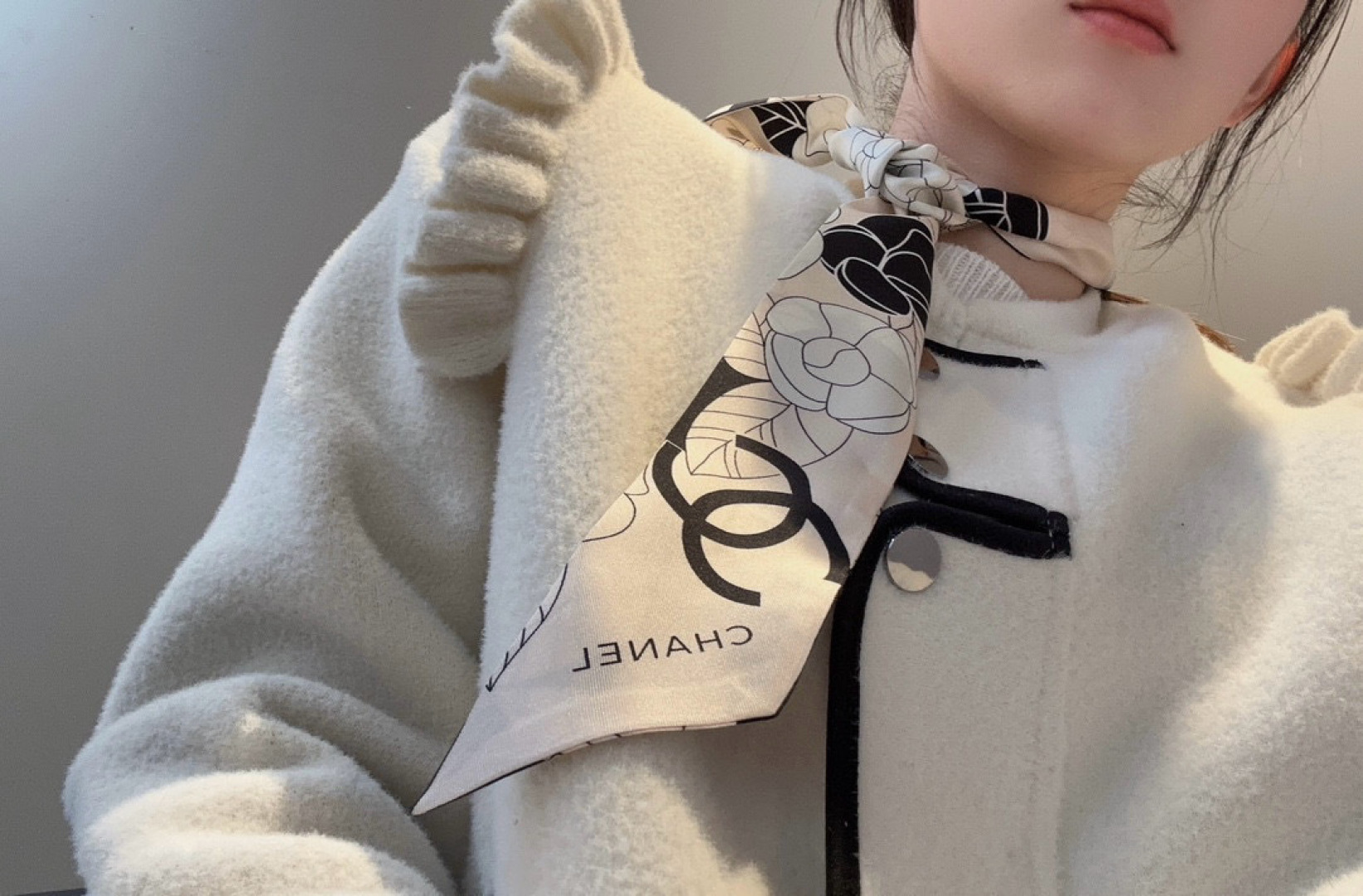 NO:895924,The latest Xiaohongshu, the same style at the counter!  Chanel headband/ribbon style!  Can be used as a small scarf, tied to hair, tied to a handbag, tied to the wrist for decoration!  Multifunctional, whatever you want to match!  Double-sided twill silk!  Specification 6*!  silk scarf, streamer, streamer, hair bundle, chanel, real silk19860909最新小红书 专柜同款！香奈儿束发带/飘带款！可当小围巾,绑头发,绑手袋,绑在手腕装饰！多功能随便你搭配！双面斜纹真丝！规格6*！丝巾,飘带,飘带，发束,chanel,real silk,accessory
